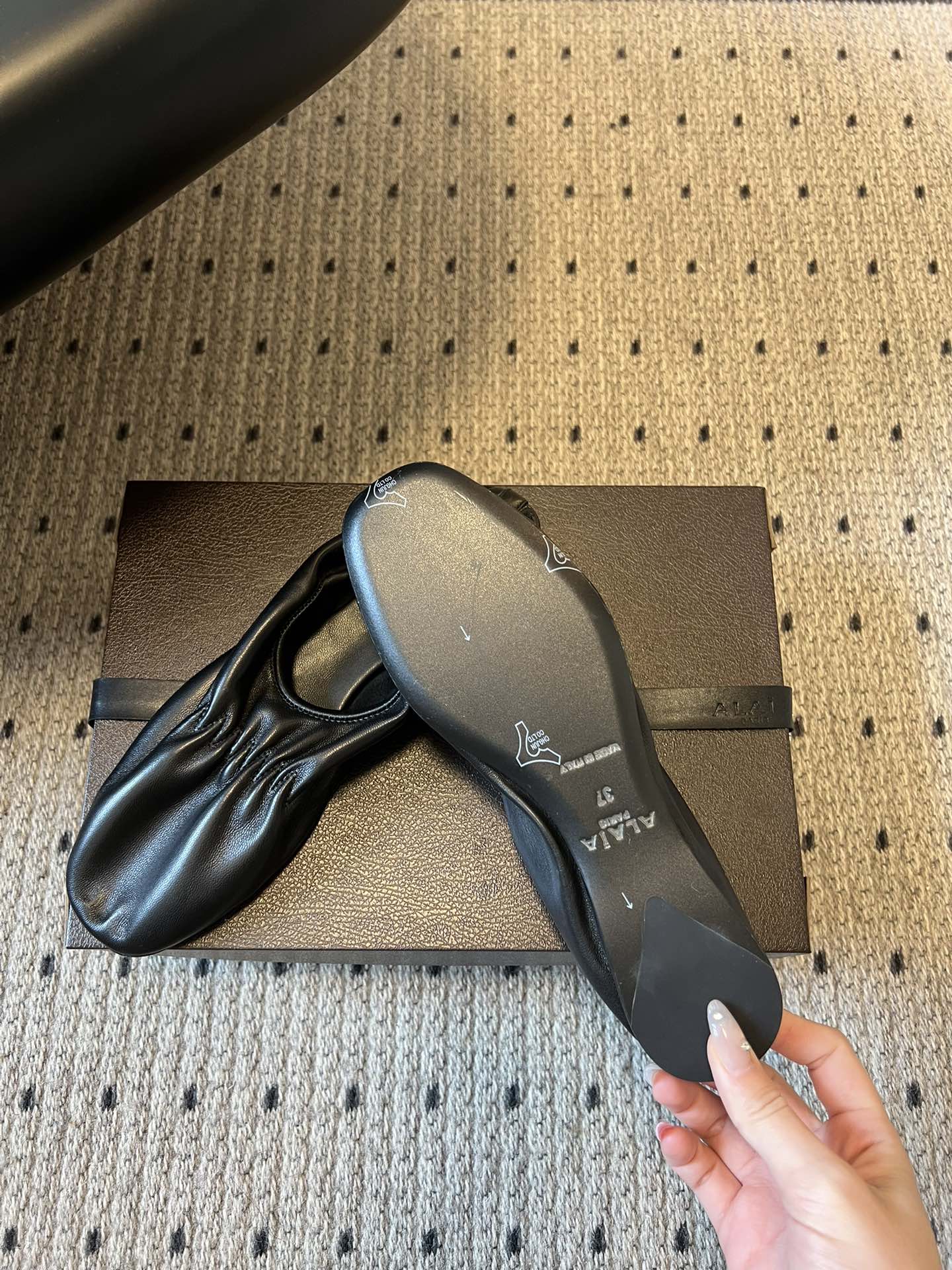 ALAÏ* 26ss 早春新款松紧褶皱平底鞋单鞋鞋面采用顶级小羊皮，触感如云朵般柔软细腻，自带自然的褶皱