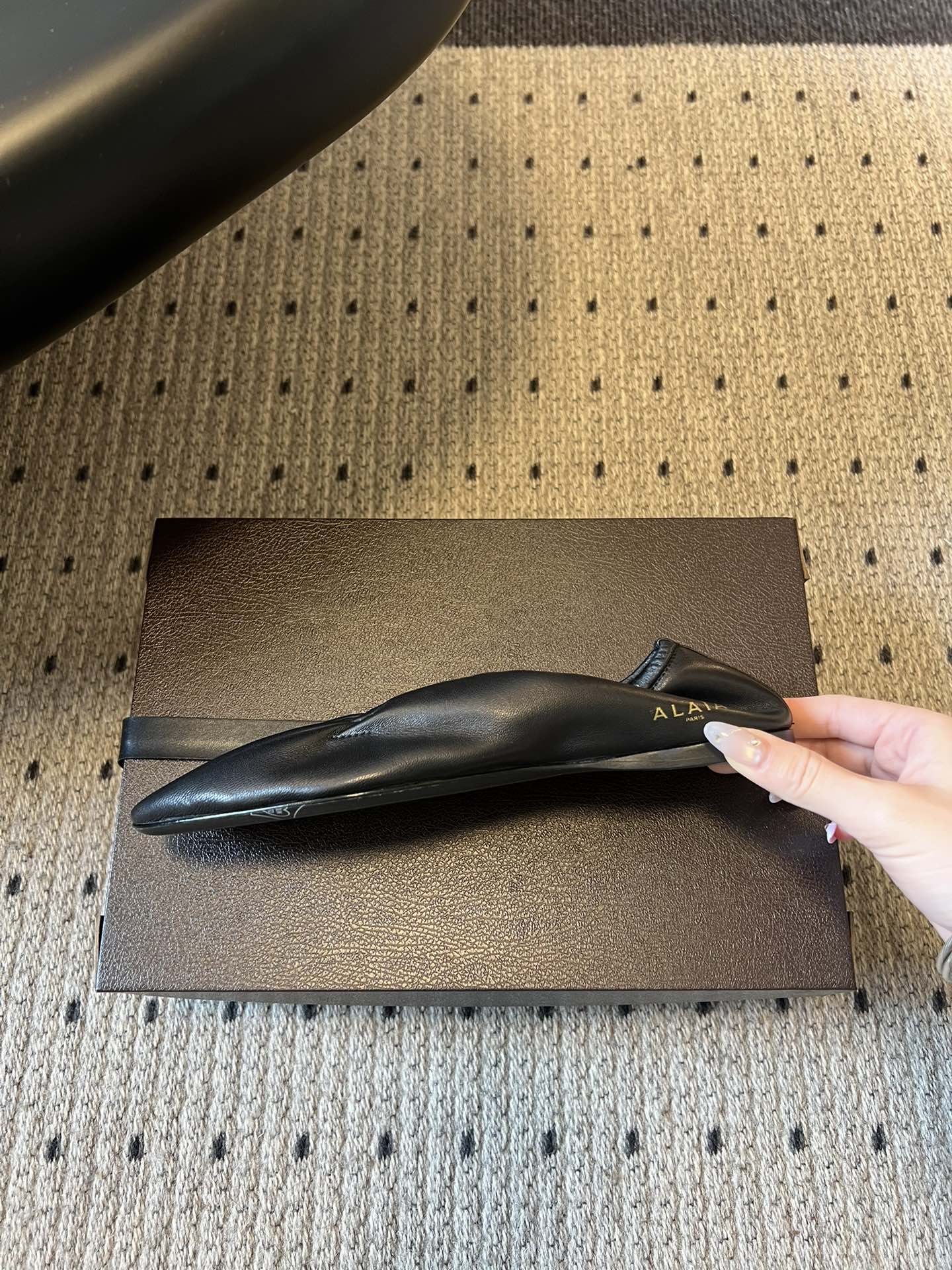 ALAÏ* 26ss 早春新款松紧褶皱平底鞋单鞋鞋面采用顶级小羊皮，触感如云朵般柔软细腻，自带自然的褶皱