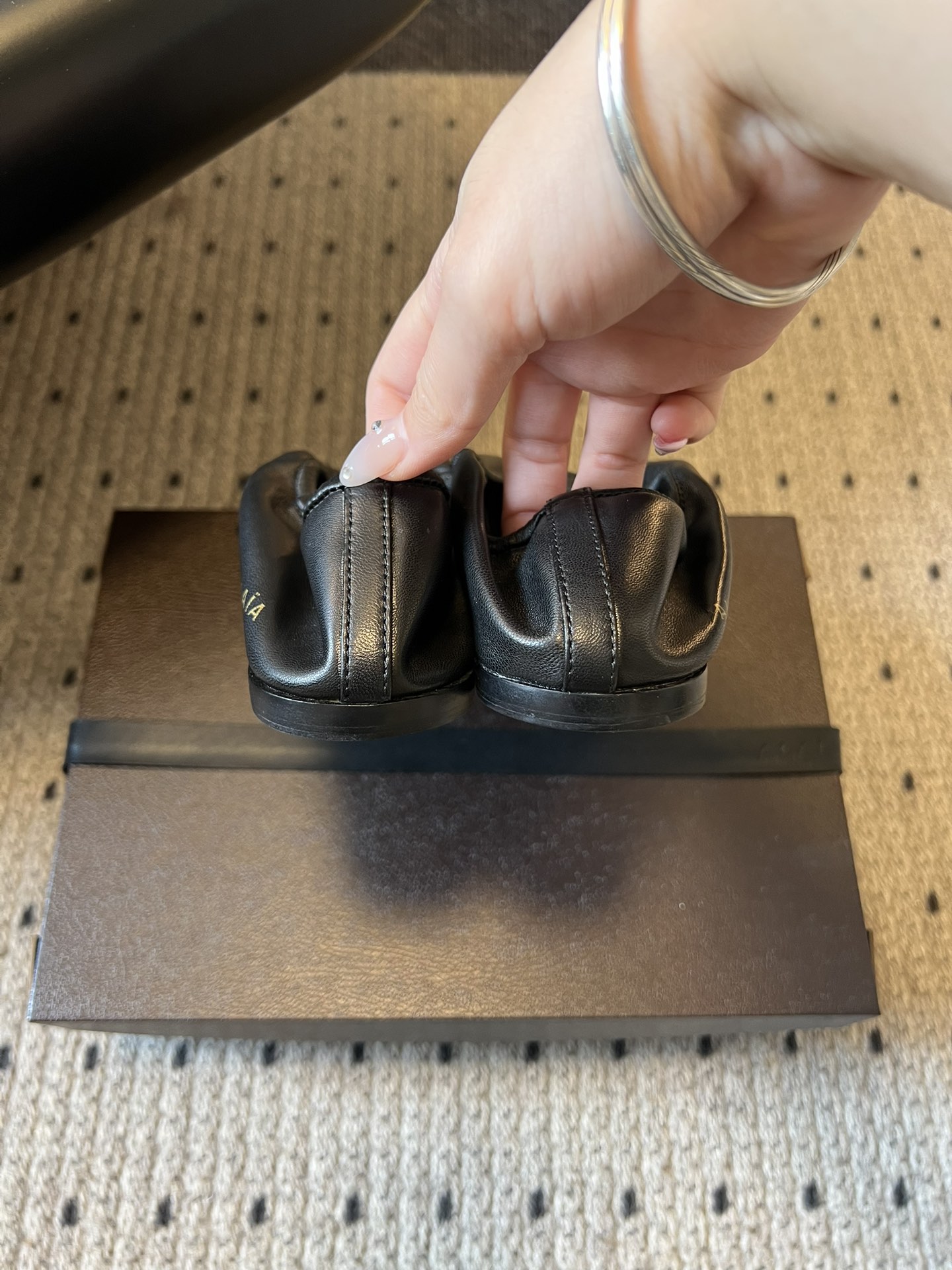 ALAÏ* 26ss 早春新款松紧褶皱平底鞋单鞋鞋面采用顶级小羊皮，触感如云朵般柔软细腻，自带自然的褶皱