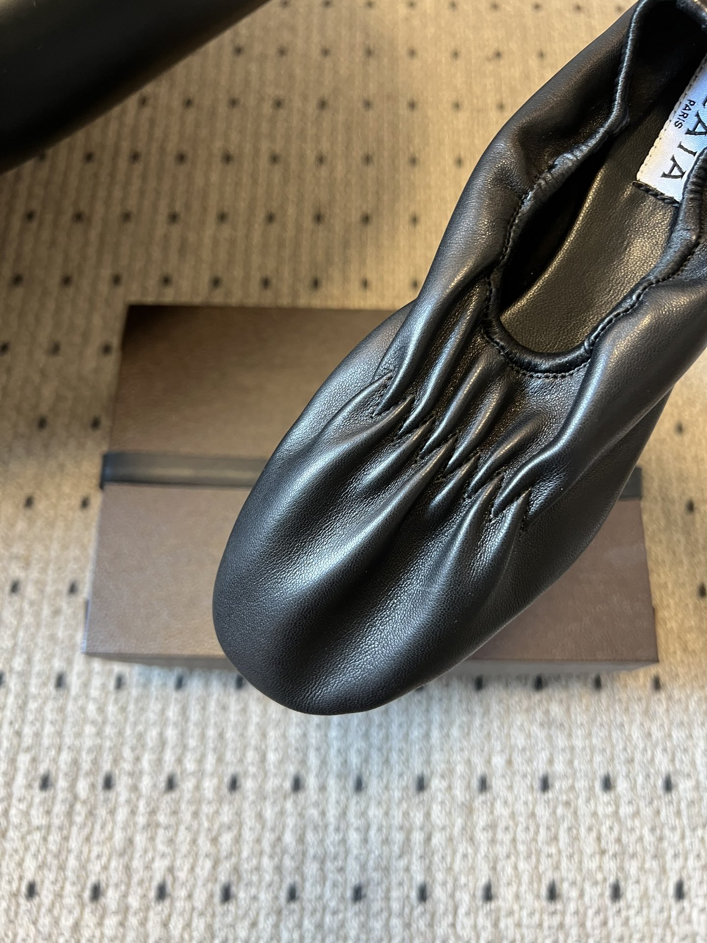 ALAÏ* 26ss 早春新款松紧褶皱平底鞋单鞋鞋面采用顶级小羊皮，触感如云朵般柔软细腻，自带自然的褶皱