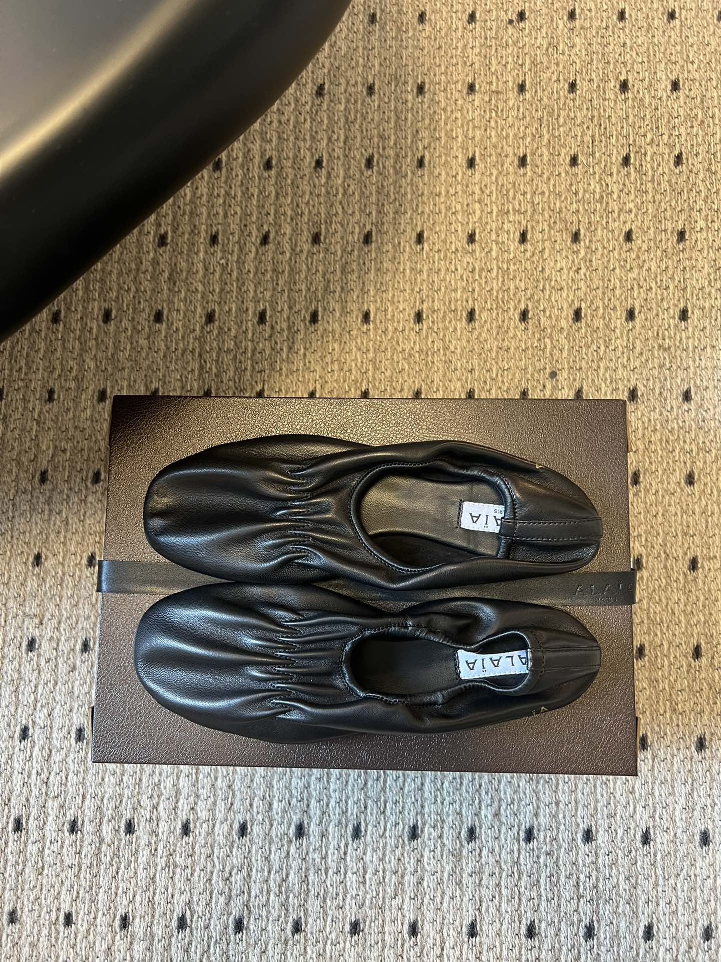 ALAÏ* 26ss 早春新款松紧褶皱平底鞋单鞋鞋面采用顶级小羊皮，触感如云朵般柔软细腻，自带自然的褶皱