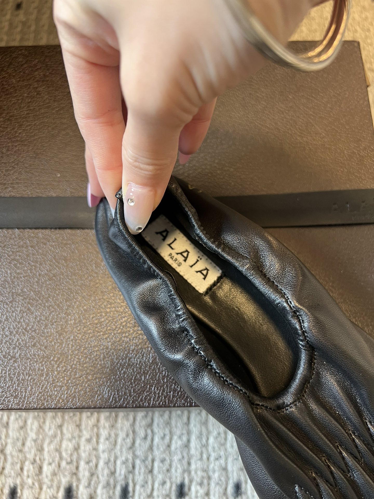 ALAÏ* 26ss 早春新款松紧褶皱平底鞋单鞋鞋面采用顶级小羊皮，触感如云朵般柔软细腻，自带自然的褶皱