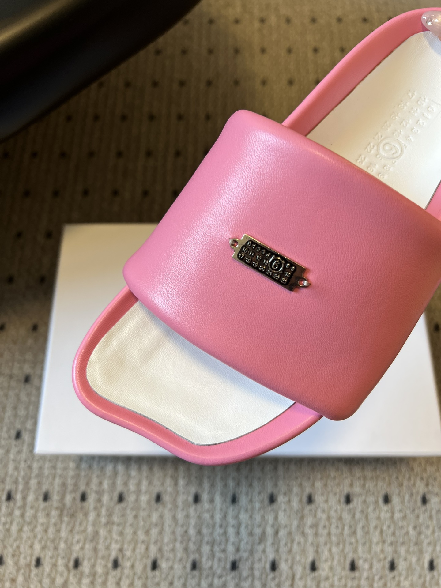 Maison Margiel*26ss早春新款方头一脚蹬拖鞋鞋面采用光滑的亮面皮革，触感柔软且有光泽，鞋