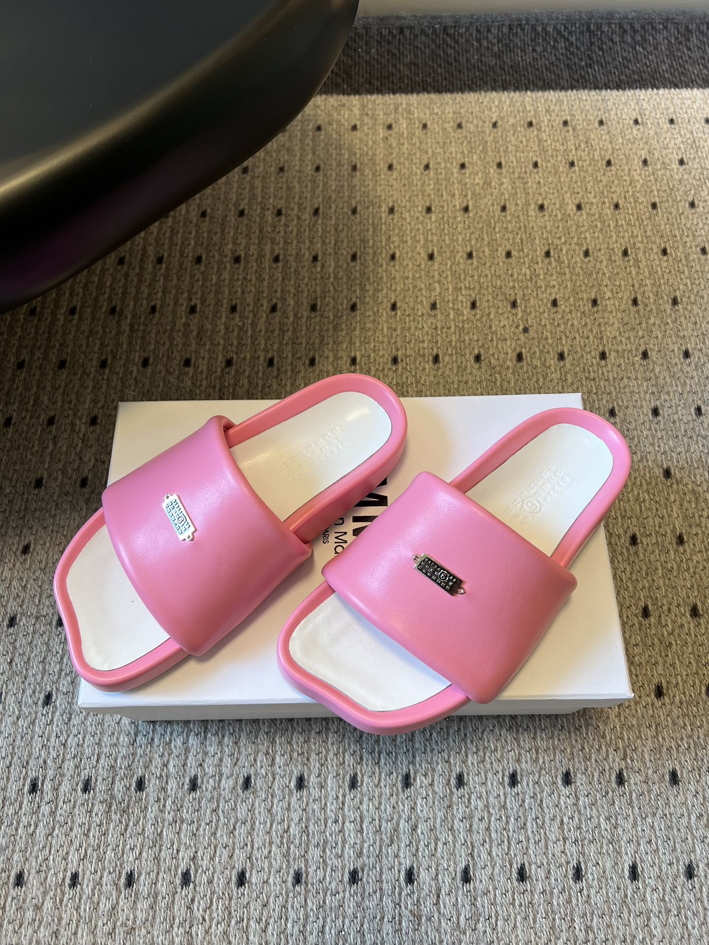 Maison Margiel*26ss早春新款方头一脚蹬拖鞋鞋面采用光滑的亮面皮革，触感柔软且有光泽，鞋