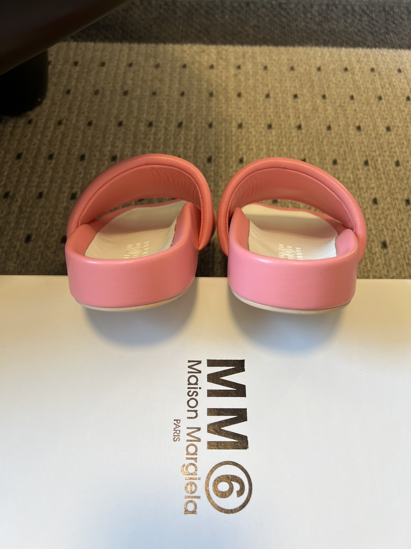 Maison Margiel*26ss早春新款方头一脚蹬拖鞋鞋面采用光滑的亮面皮革，触感柔软且有光泽，鞋