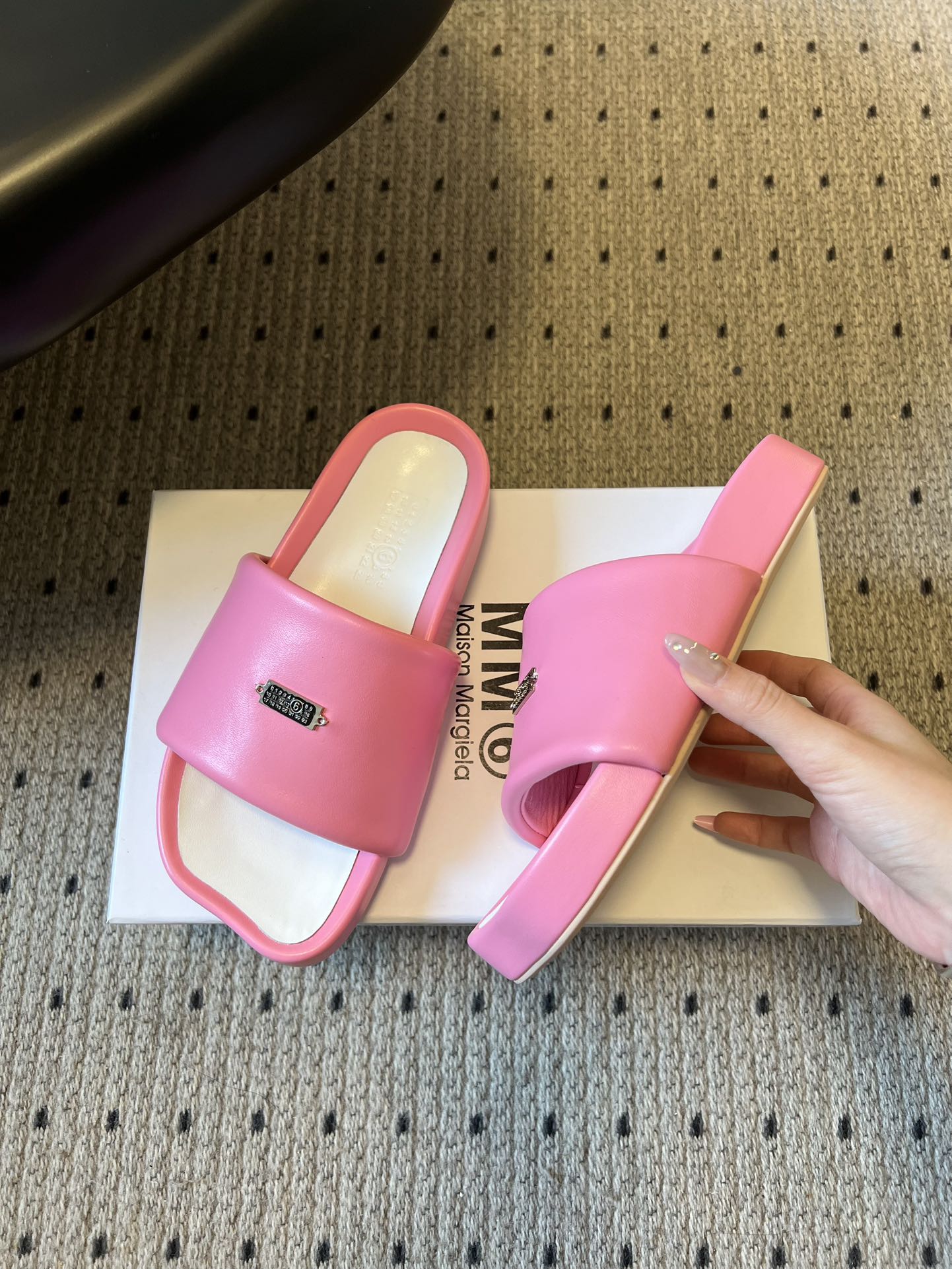 Maison Margiel*26ss早春新款方头一脚蹬拖鞋鞋面采用光滑的亮面皮革，触感柔软且有光泽，鞋