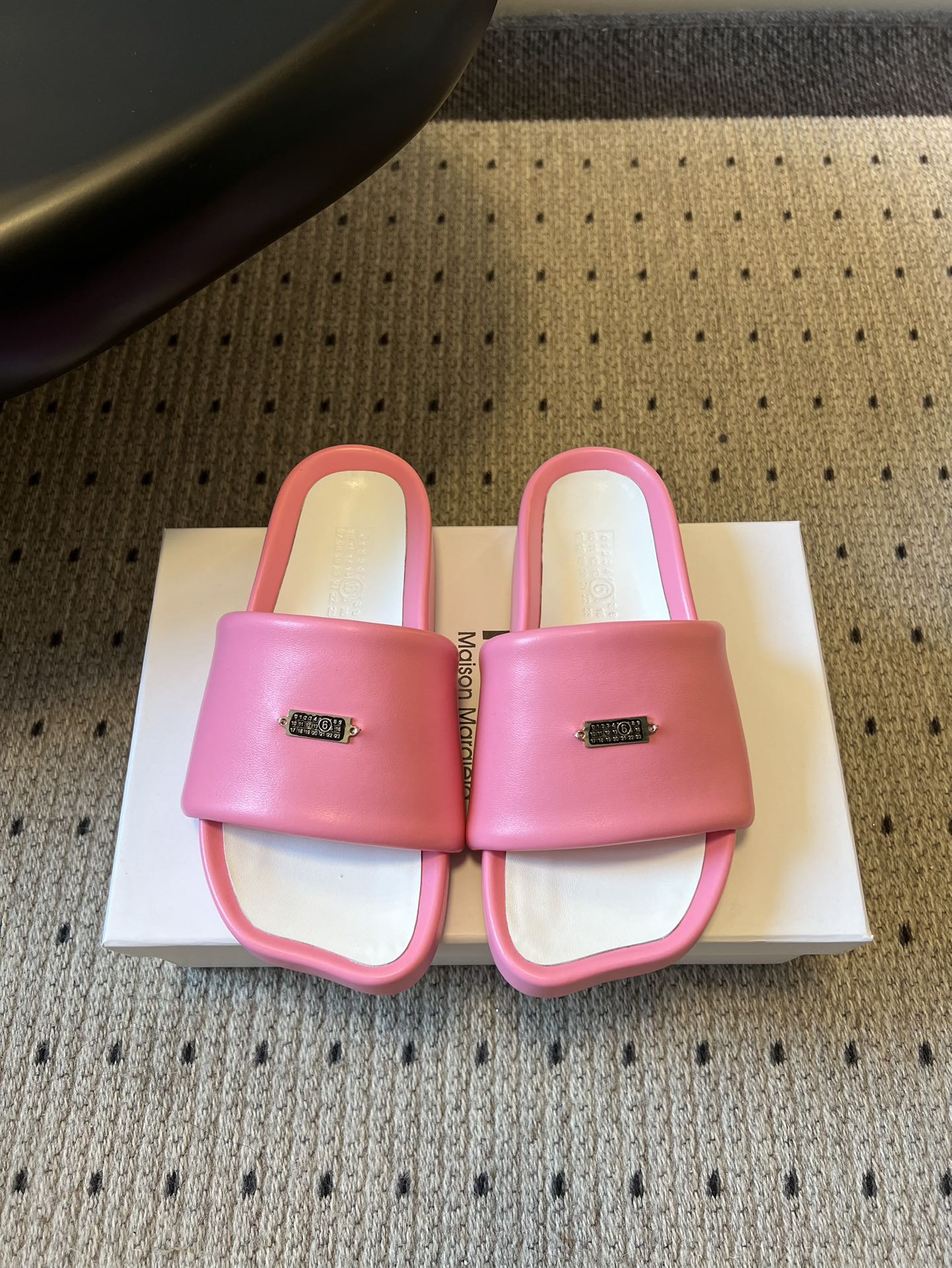 Maison Margiel*26ss早春新款方头一脚蹬拖鞋鞋面采用光滑的亮面皮革，触感柔软且有光泽，鞋