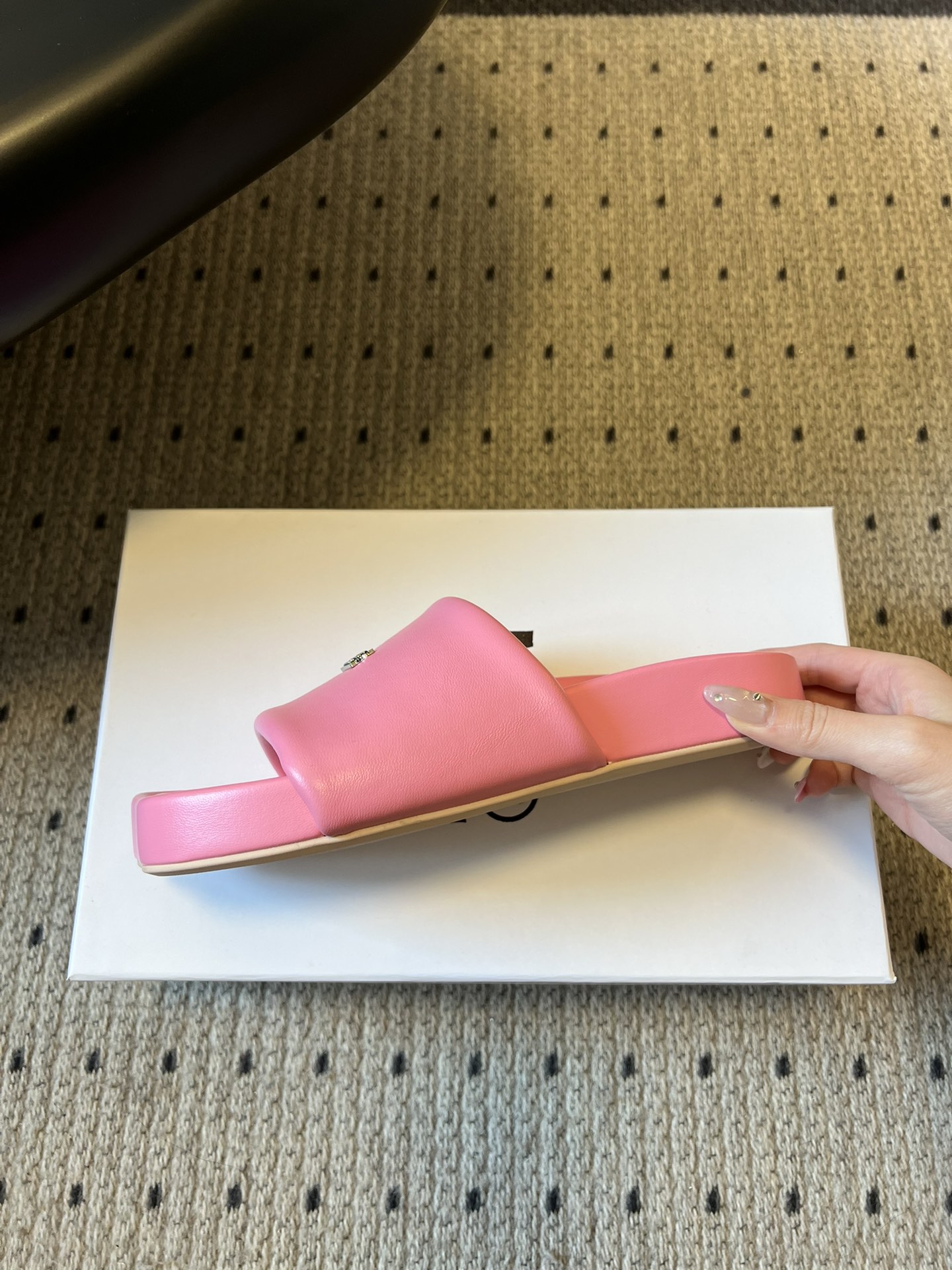 Maison Margiel*26ss早春新款方头一脚蹬拖鞋鞋面采用光滑的亮面皮革，触感柔软且有光泽，鞋