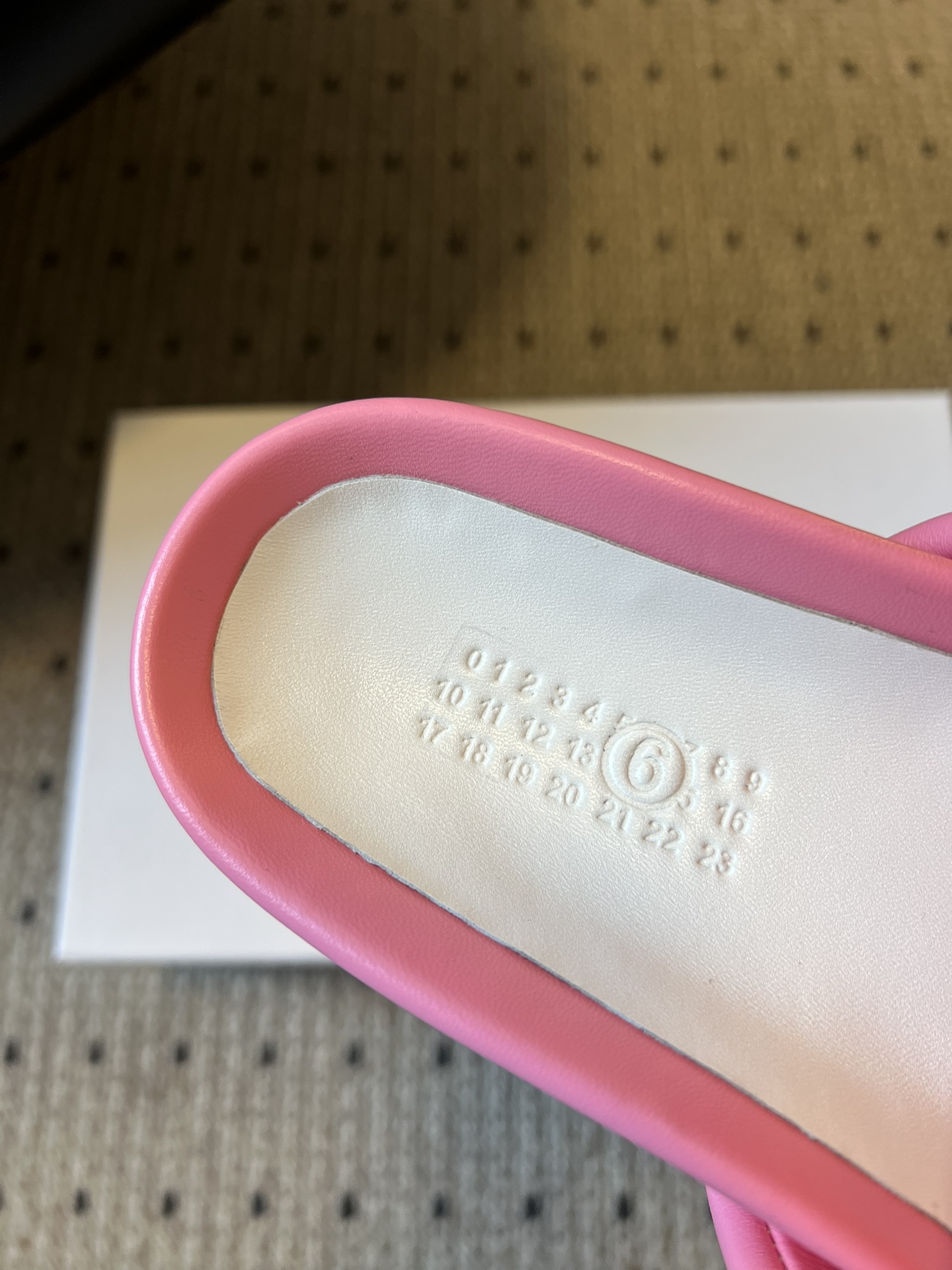 Maison Margiel*26ss早春新款方头一脚蹬拖鞋鞋面采用光滑的亮面皮革，触感柔软且有光泽，鞋