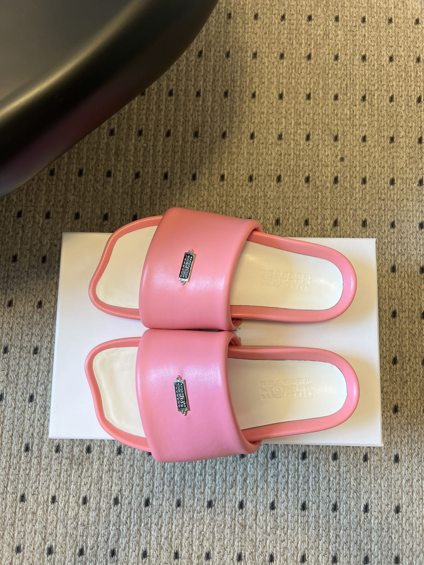 Maison Margiel*26ss早春新款方头一脚蹬拖鞋鞋面采用光滑的亮面皮革，触感柔软且有光泽，鞋