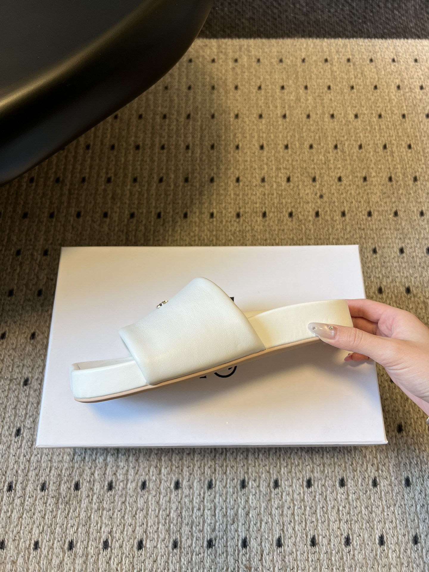 Maison Margiel*26ss早春新款方头一脚蹬拖鞋鞋面采用光滑的亮面皮革，触感柔软且有光泽，鞋