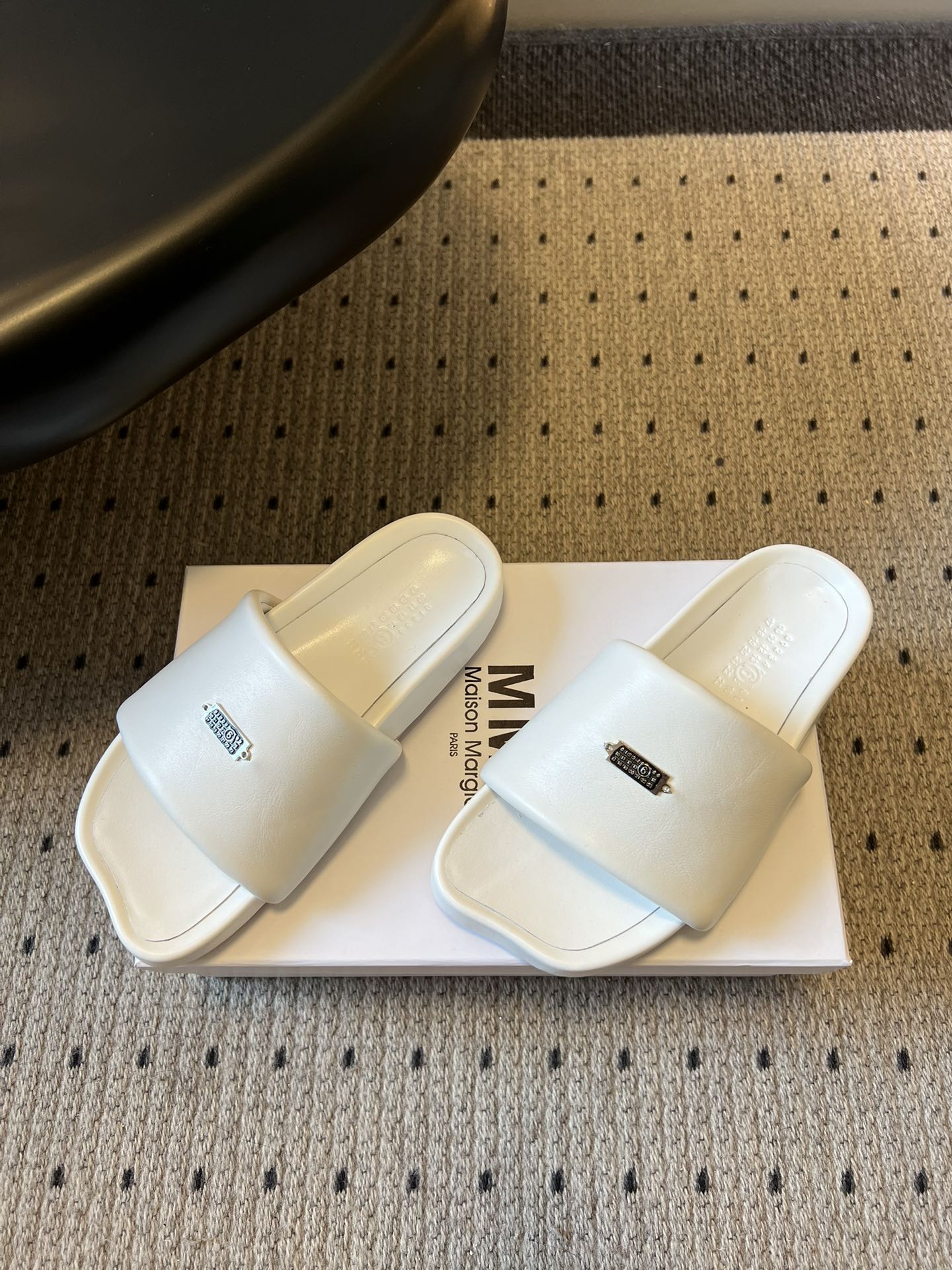 Maison Margiel*26ss早春新款方头一脚蹬拖鞋鞋面采用光滑的亮面皮革，触感柔软且有光泽，鞋