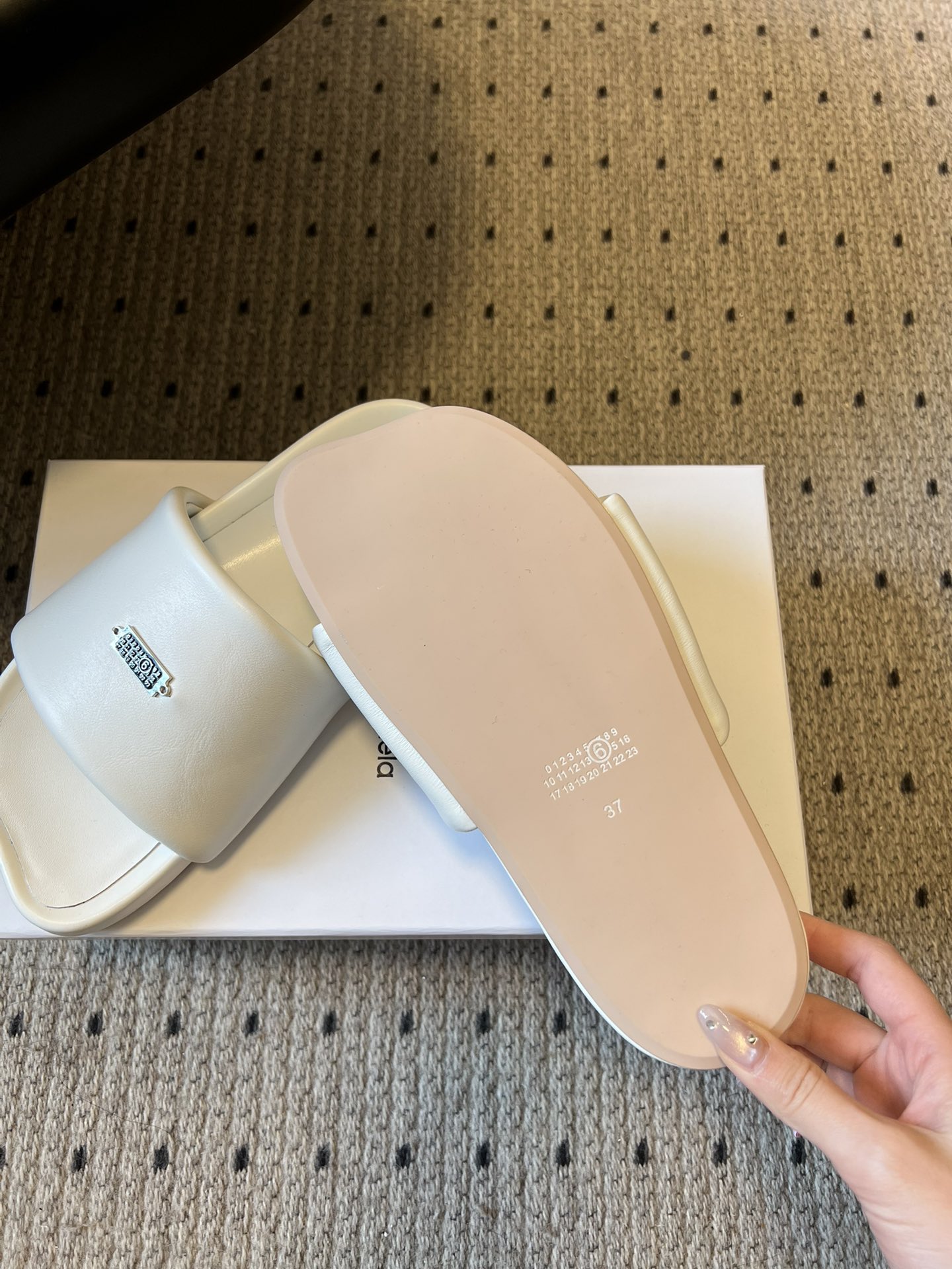 Maison Margiel*26ss早春新款方头一脚蹬拖鞋鞋面采用光滑的亮面皮革，触感柔软且有光泽，鞋