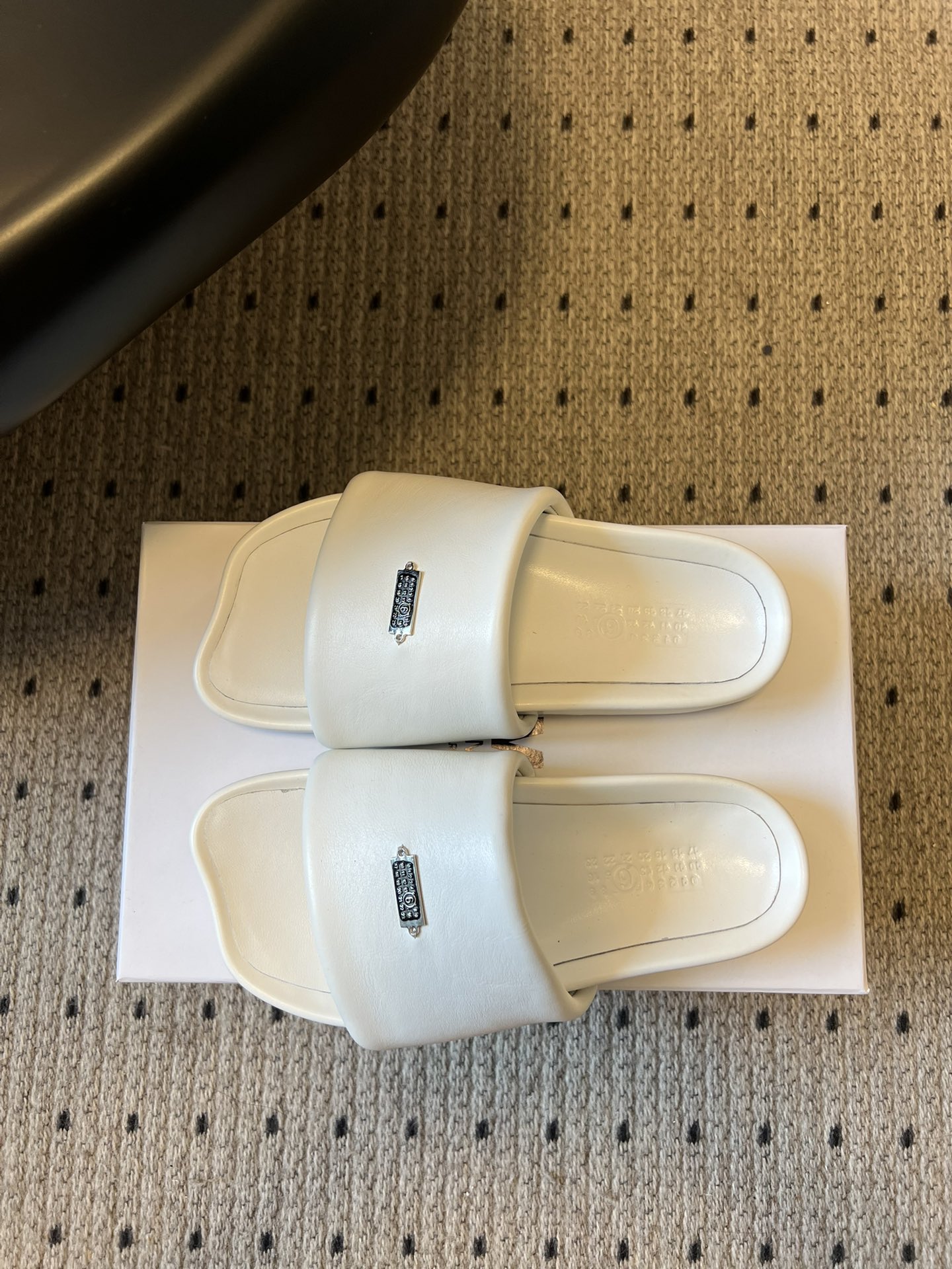 Maison Margiel*26ss早春新款方头一脚蹬拖鞋鞋面采用光滑的亮面皮革，触感柔软且有光泽，鞋