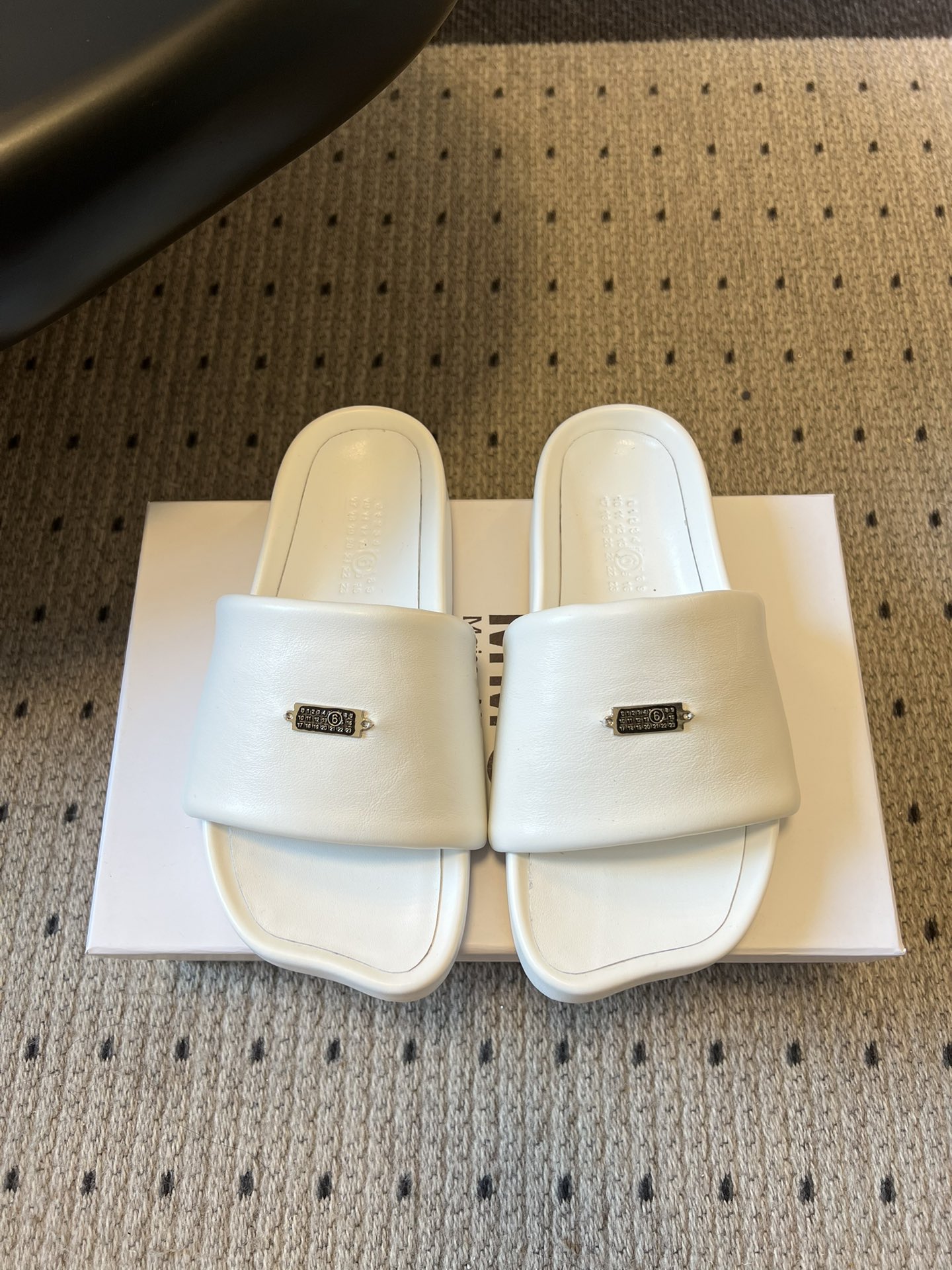 NO:724388,Top quality Maison Margiel*26ss early spring new square-toe slip-on slippers. The upper is made of smooth glossy leather, which is soft and shiny to the touch. The shoe body has a stiff feeling. The footbed has a cushioning design and the foot feels soft and comfortable. High-saturation color options such as black, white, red, yellow, and pink can be used with daily casual wear to create a casual street style, or combined with simple fashion to enhance the sophistication of the look.  The shoe is light and easy to carry, and the non-slip rubber sole is suitable for indoor and outdoor wear; its versatile properties make it a 'lazy person's artifact' in spring and summer, suitable for going out and on vacation. Sheepskin upper, sheepskin lining, rubber outsole, size 35-40 (customized size 40 is non-refundable), heel height 2cm, slippers, slippers, sheepskin19860909顶级品质 Maison Margiel*26ss早春新款方头一脚蹬拖鞋 鞋面采用光滑的亮面皮革,触感柔软且有光泽,鞋身自带挺括感；鞋床有缓冲设计,脚感柔软舒适.黑、白、红、黄、粉等高饱和度色彩选择,既可以搭配日常休闲装打造随性街头风,也能与简约时装组合提升造型精致感. 鞋型轻便易携带,防滑橡胶底适合室内外穿着；百搭属性让它成为春夏季节的“懒人神器”,出街、度假都很适配. 鞋面羊皮 内里羊皮 大底橡胶大底 size35-40码（40码定制不退换） 跟高2cm,拖鞋,slippers,sheepskin,Women's Shoes