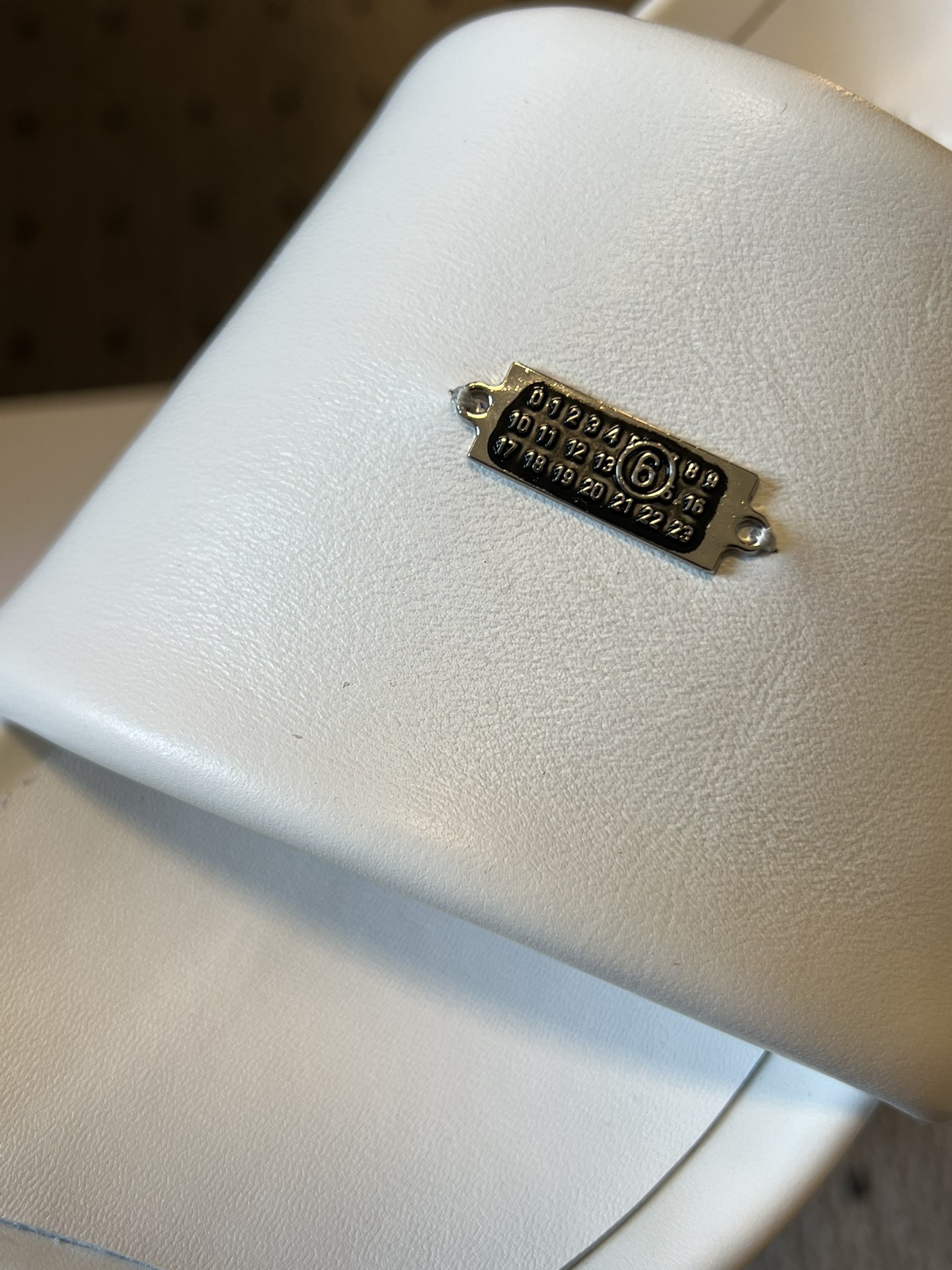 Maison Margiel*26ss早春新款方头一脚蹬拖鞋鞋面采用光滑的亮面皮革，触感柔软且有光泽，鞋