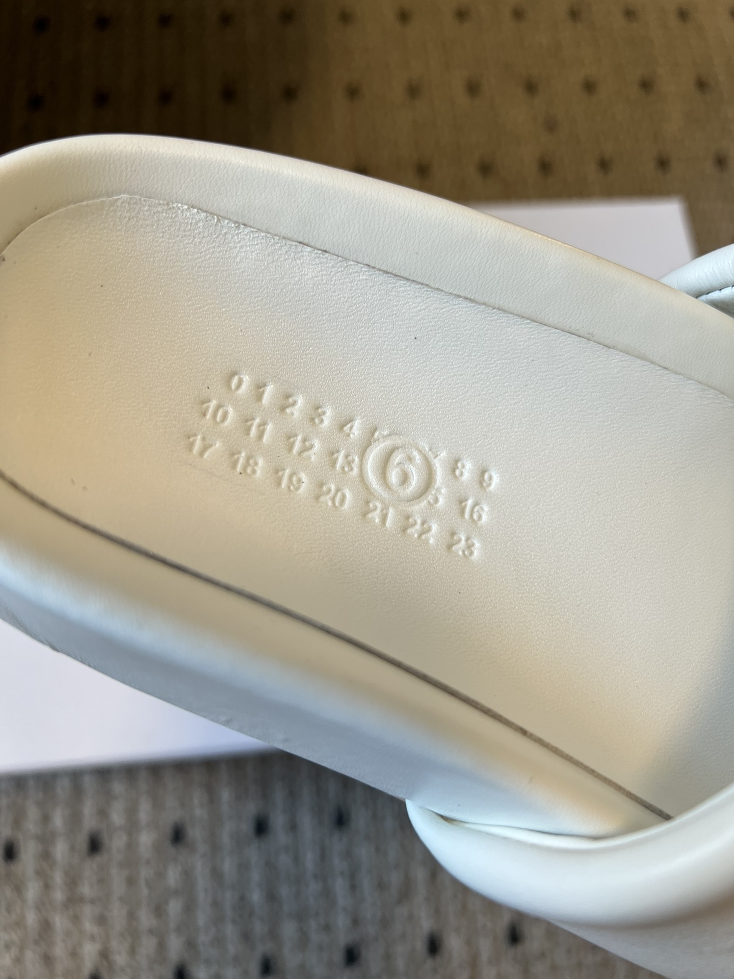 Maison Margiel*26ss早春新款方头一脚蹬拖鞋鞋面采用光滑的亮面皮革，触感柔软且有光泽，鞋