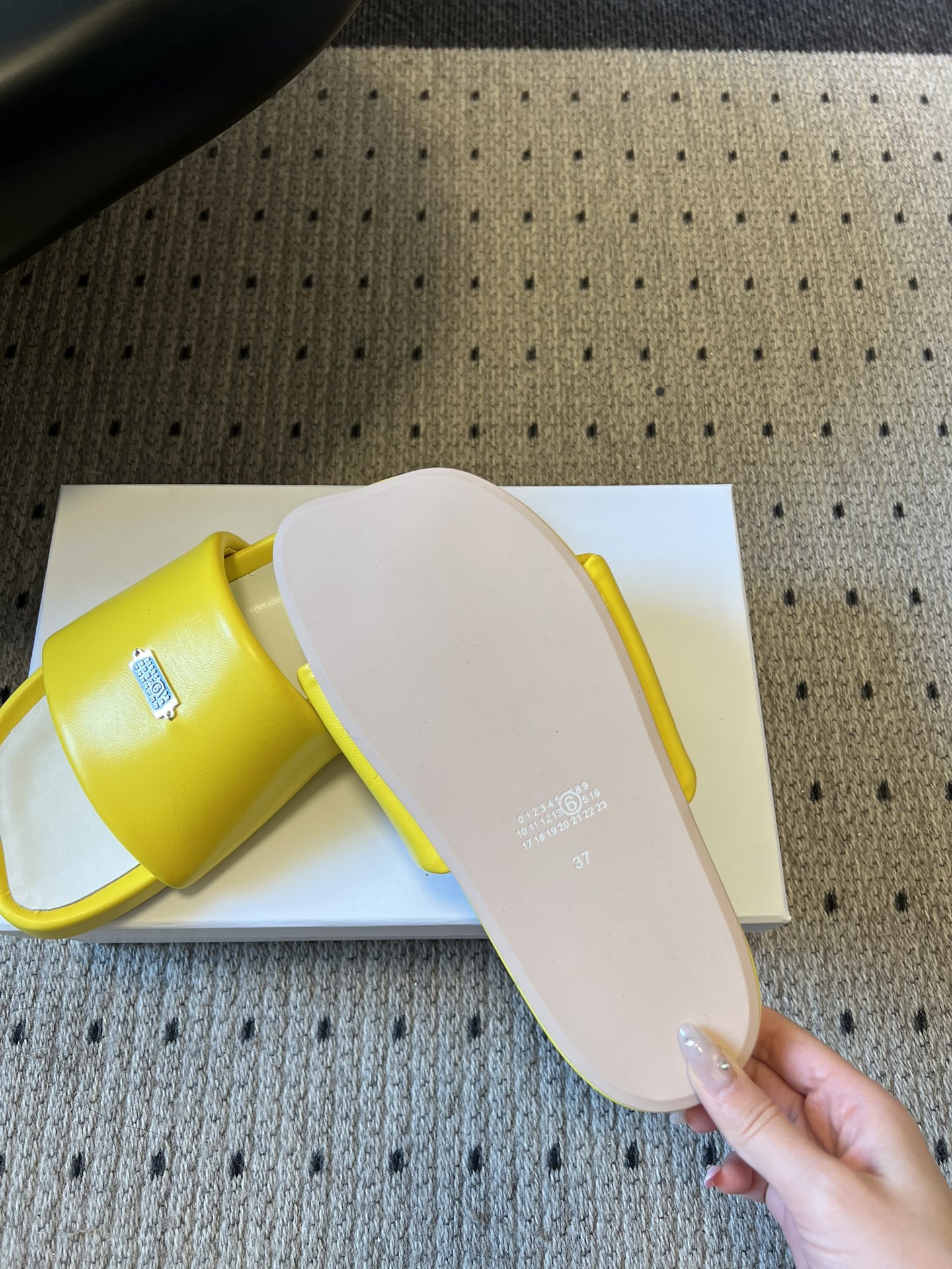 Maison Margiel*26ss早春新款方头一脚蹬拖鞋鞋面采用光滑的亮面皮革，触感柔软且有光泽，鞋