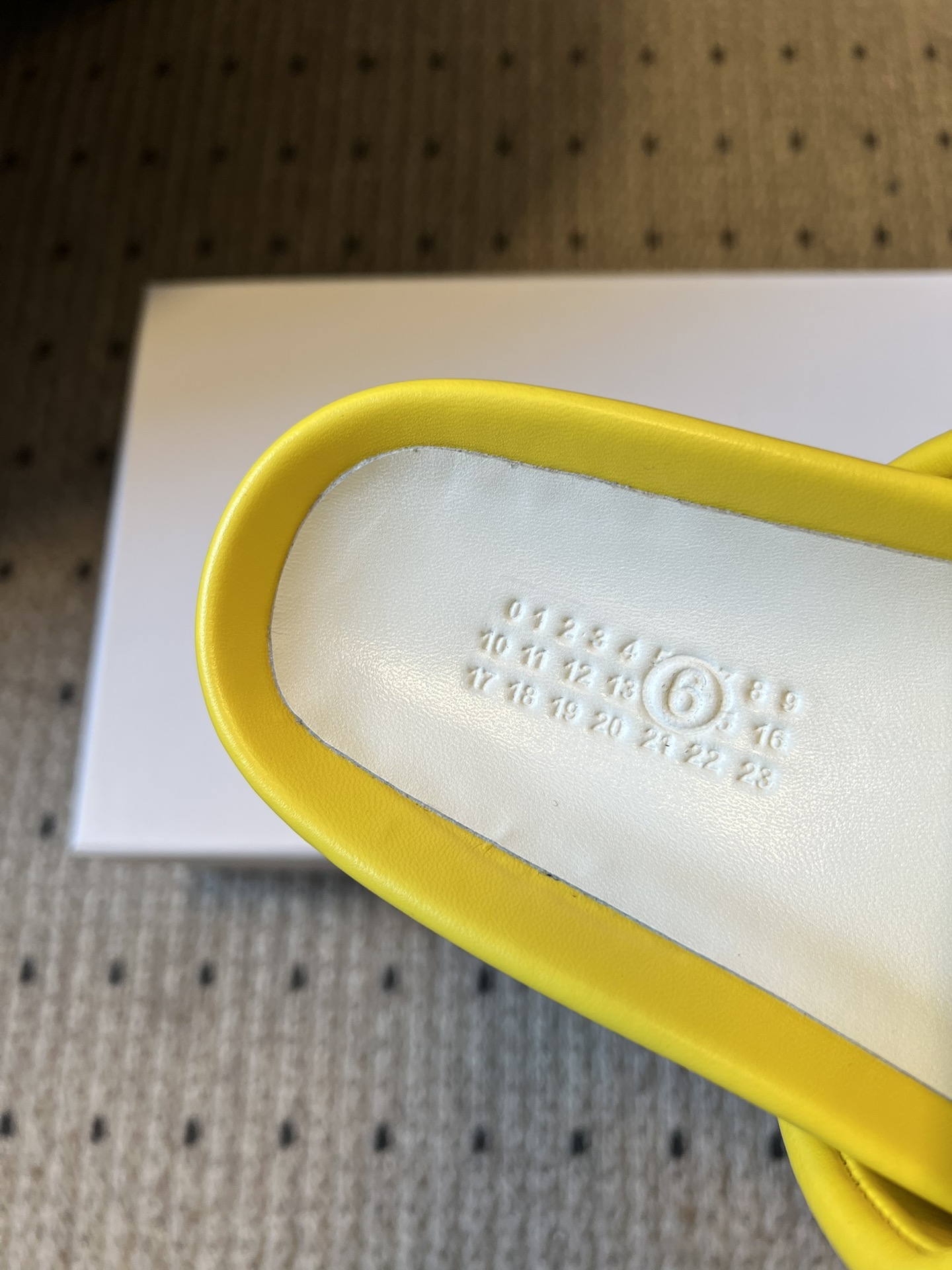 Maison Margiel*26ss早春新款方头一脚蹬拖鞋鞋面采用光滑的亮面皮革，触感柔软且有光泽，鞋