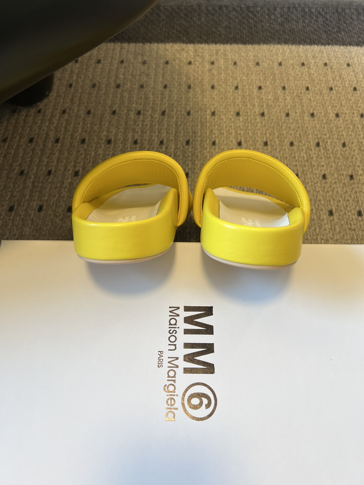 Maison Margiel*26ss早春新款方头一脚蹬拖鞋鞋面采用光滑的亮面皮革，触感柔软且有光泽，鞋