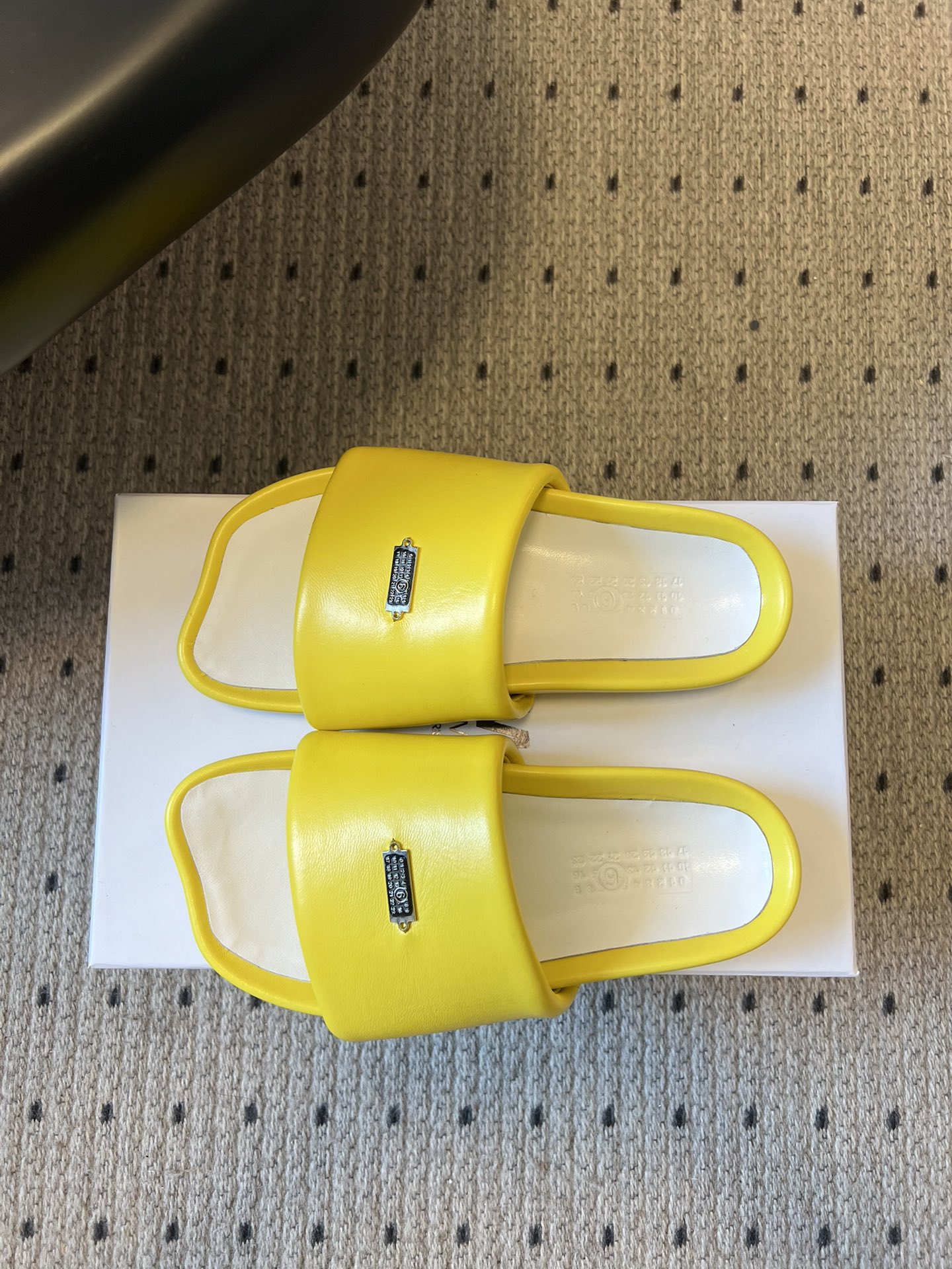 Maison Margiel*26ss早春新款方头一脚蹬拖鞋鞋面采用光滑的亮面皮革，触感柔软且有光泽，鞋