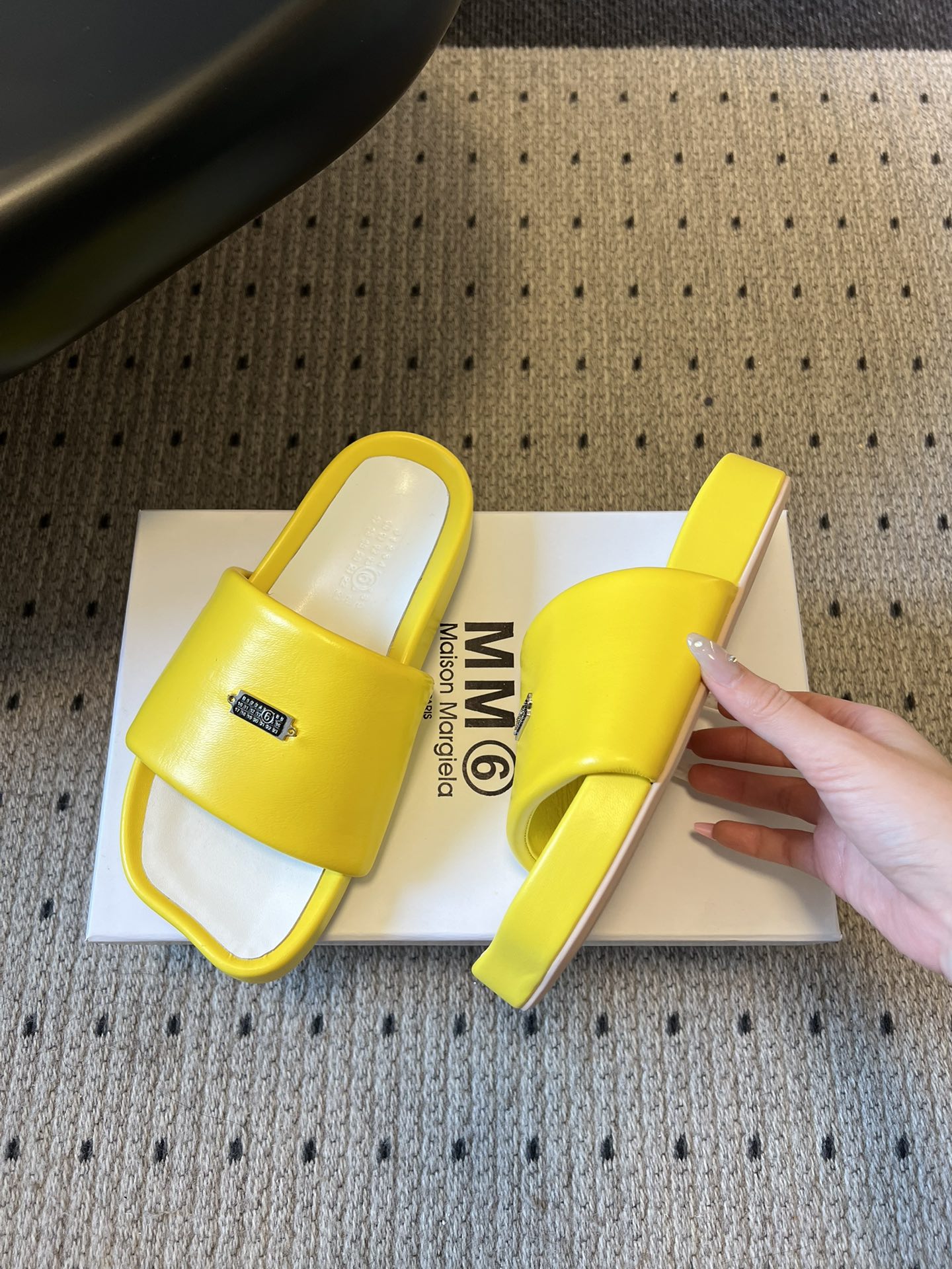 Maison Margiel*26ss早春新款方头一脚蹬拖鞋鞋面采用光滑的亮面皮革，触感柔软且有光泽，鞋