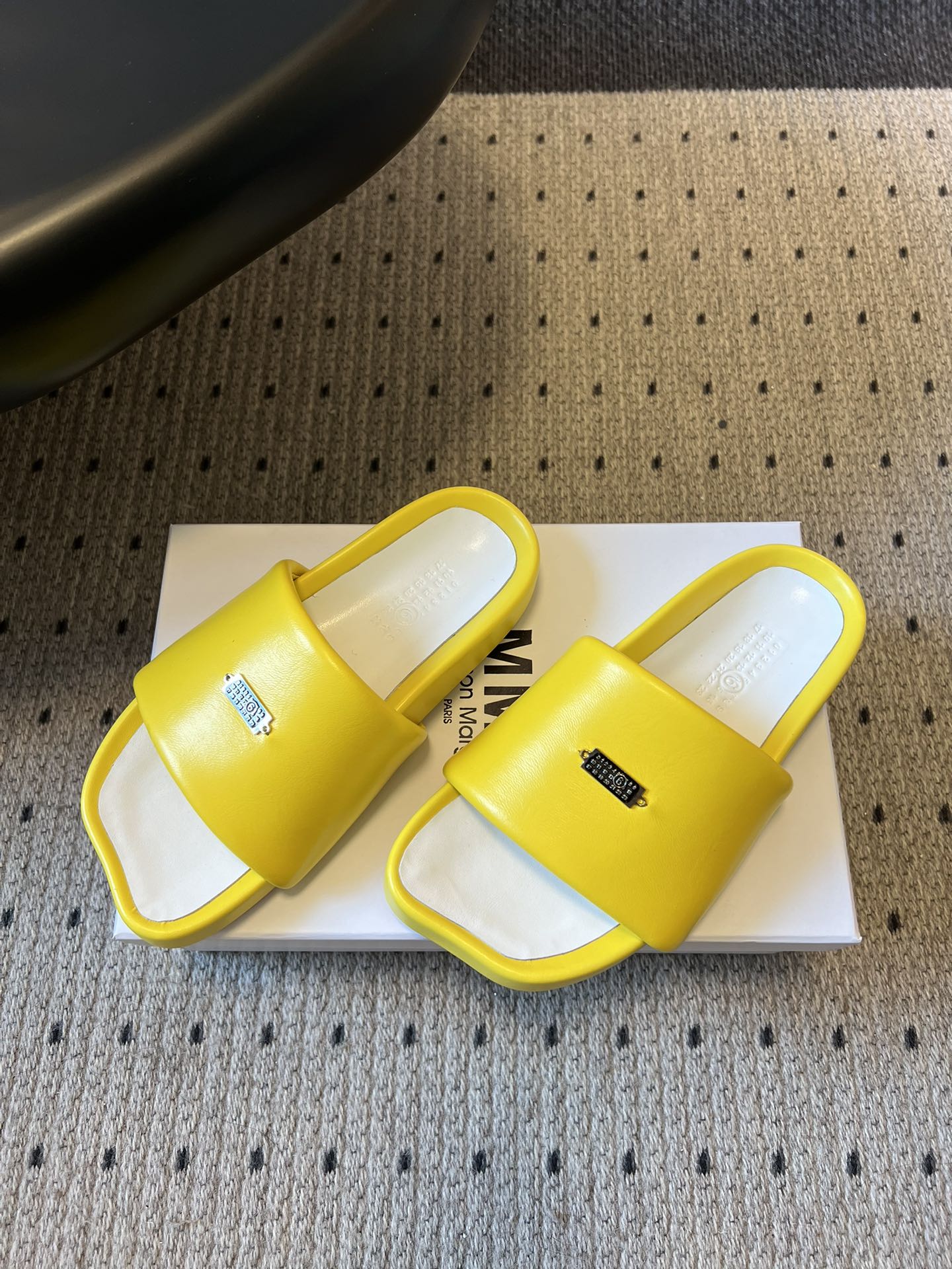 Maison Margiel*26ss早春新款方头一脚蹬拖鞋鞋面采用光滑的亮面皮革，触感柔软且有光泽，鞋