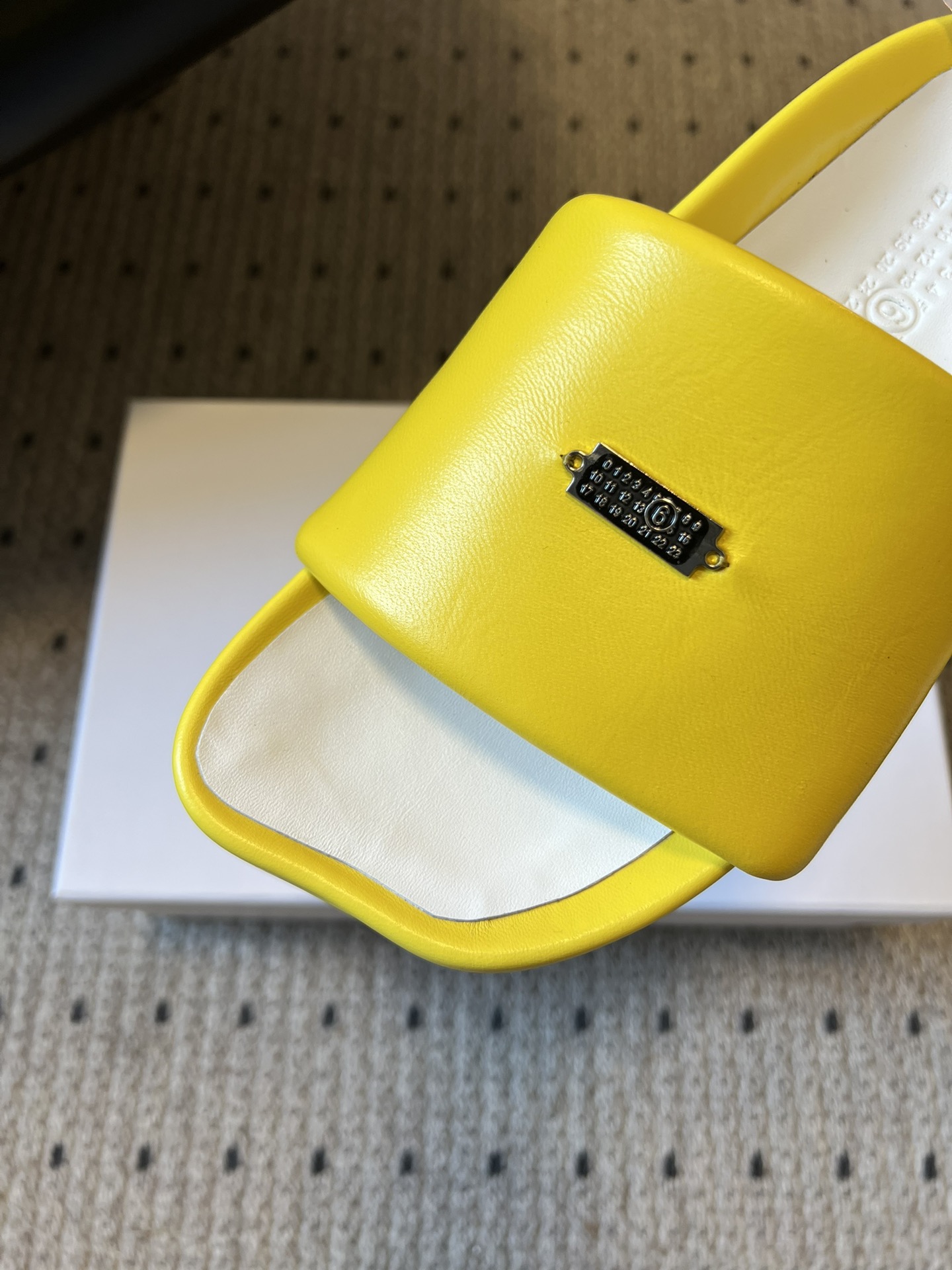 Maison Margiel*26ss早春新款方头一脚蹬拖鞋鞋面采用光滑的亮面皮革，触感柔软且有光泽，鞋