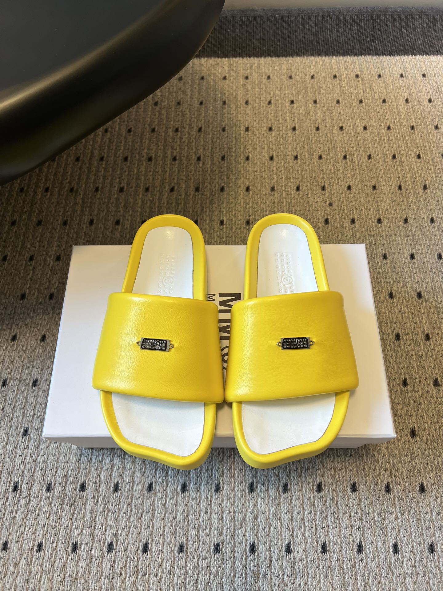 Maison Margiel*26ss早春新款方头一脚蹬拖鞋鞋面采用光滑的亮面皮革，触感柔软且有光泽，鞋