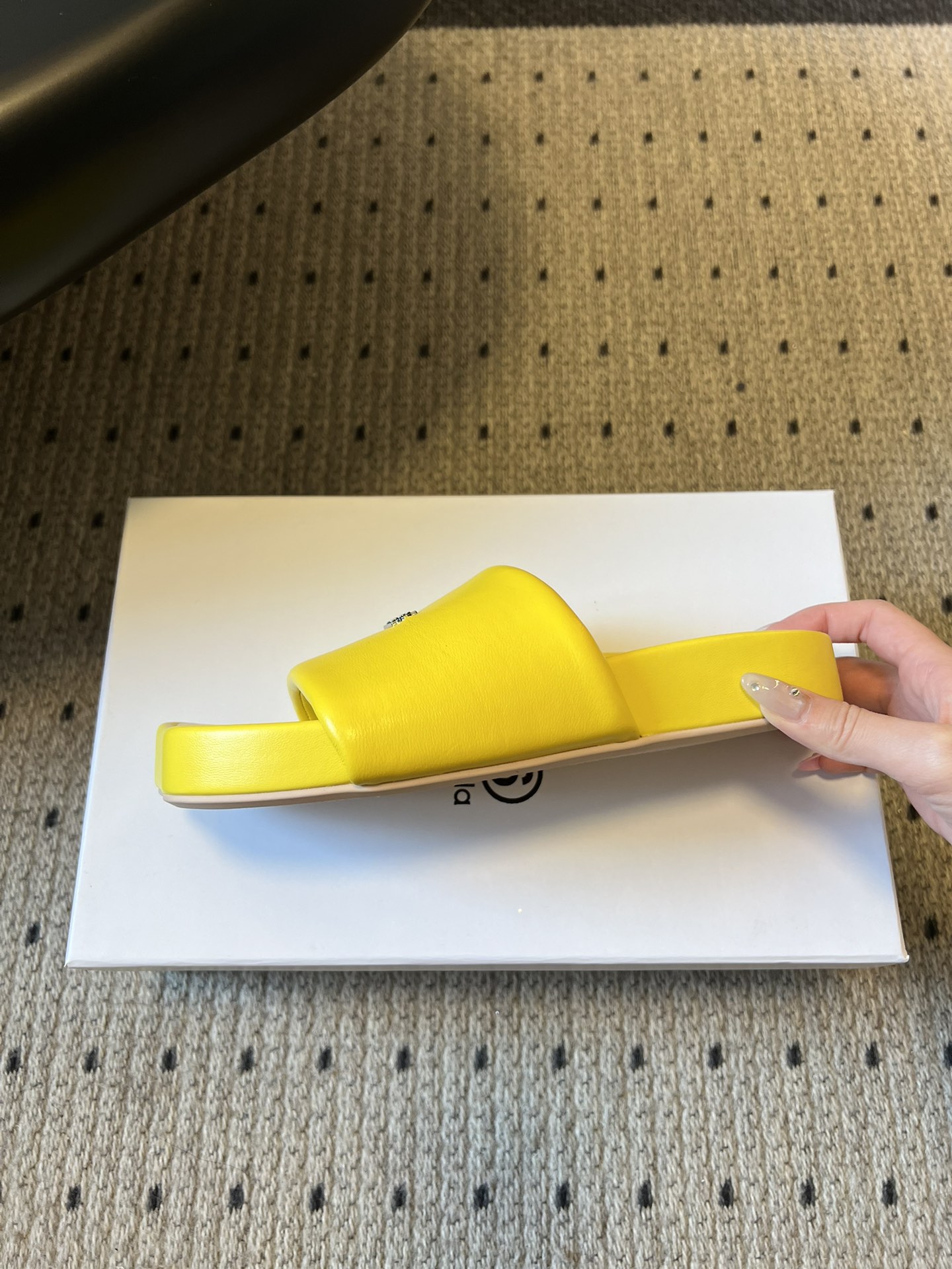 Maison Margiel*26ss早春新款方头一脚蹬拖鞋鞋面采用光滑的亮面皮革，触感柔软且有光泽，鞋