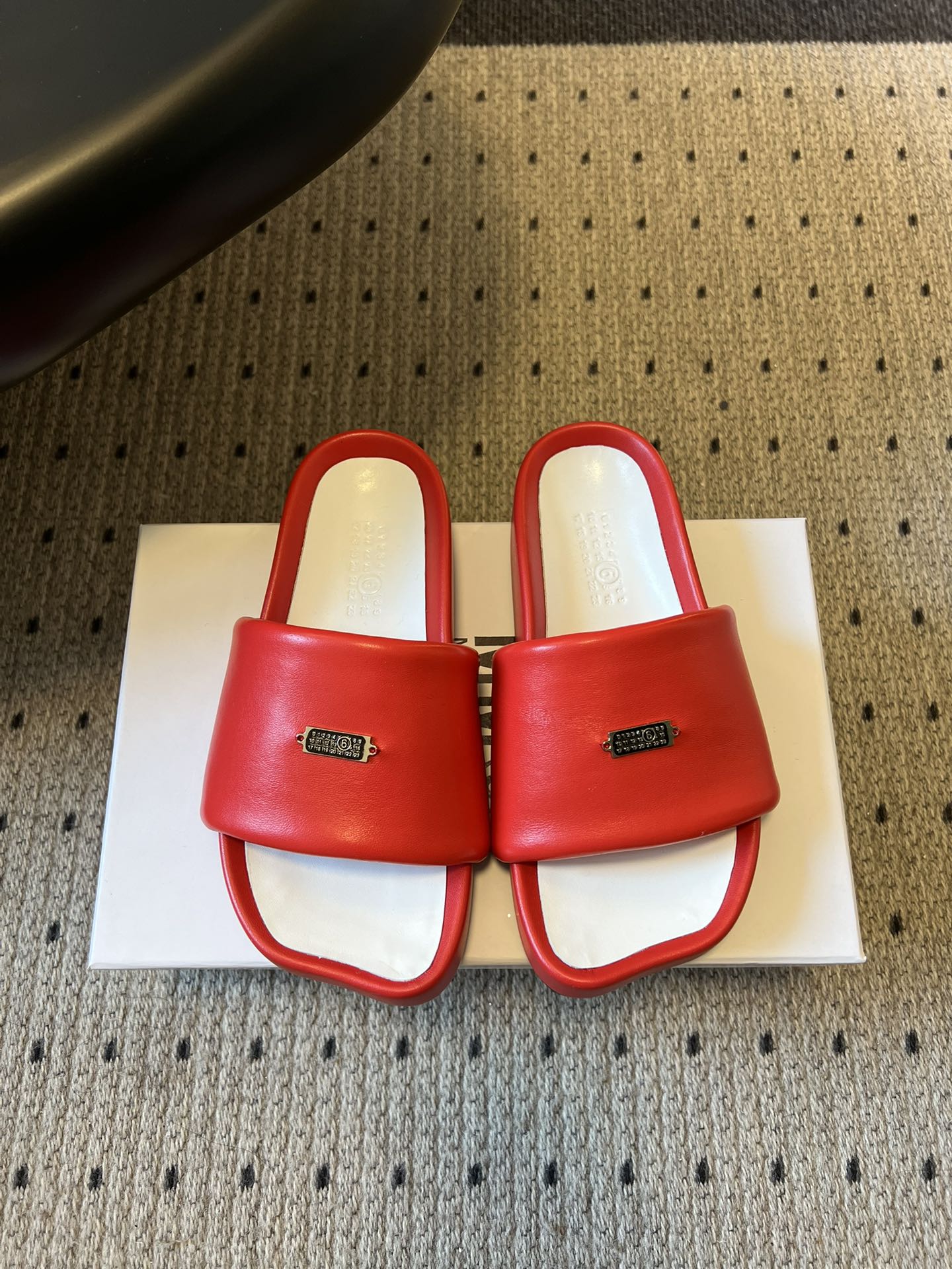 Maison Margiel*26ss早春新款方头一脚蹬拖鞋鞋面采用光滑的亮面皮革，触感柔软且有光泽，鞋