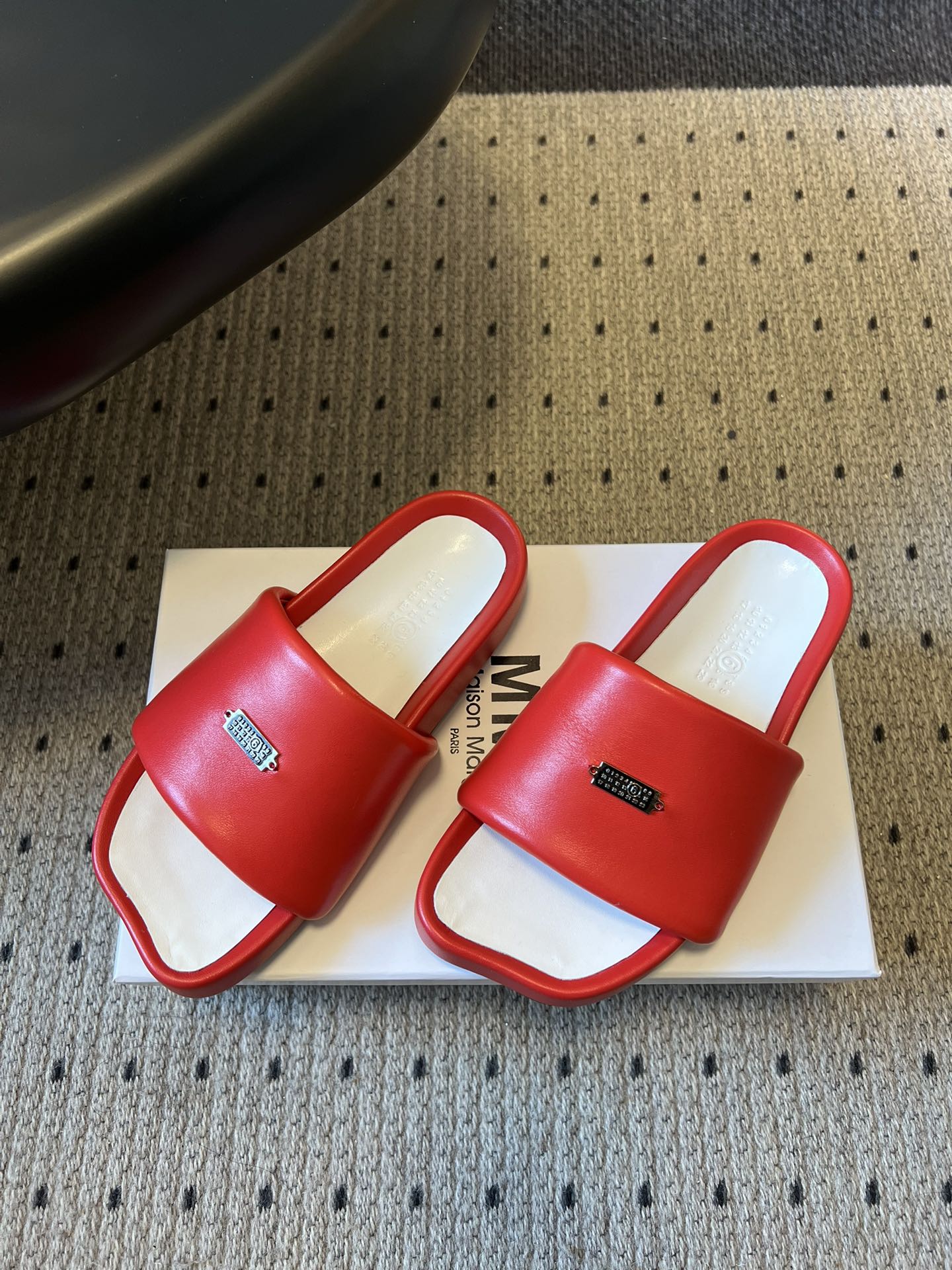 Maison Margiel*26ss早春新款方头一脚蹬拖鞋鞋面采用光滑的亮面皮革，触感柔软且有光泽，鞋