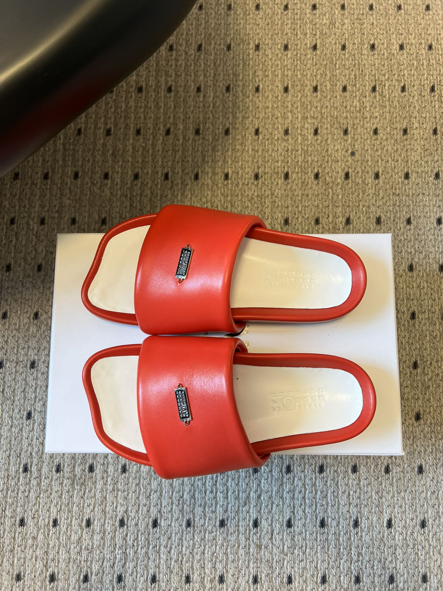 Maison Margiel*26ss早春新款方头一脚蹬拖鞋鞋面采用光滑的亮面皮革，触感柔软且有光泽，鞋