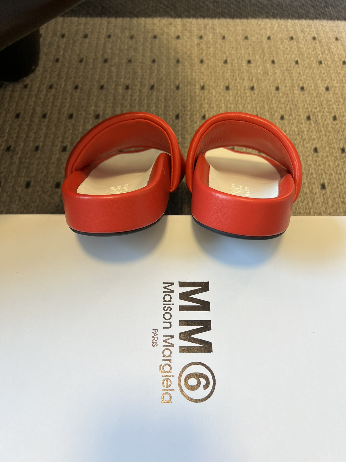 Maison Margiel*26ss早春新款方头一脚蹬拖鞋鞋面采用光滑的亮面皮革，触感柔软且有光泽，鞋