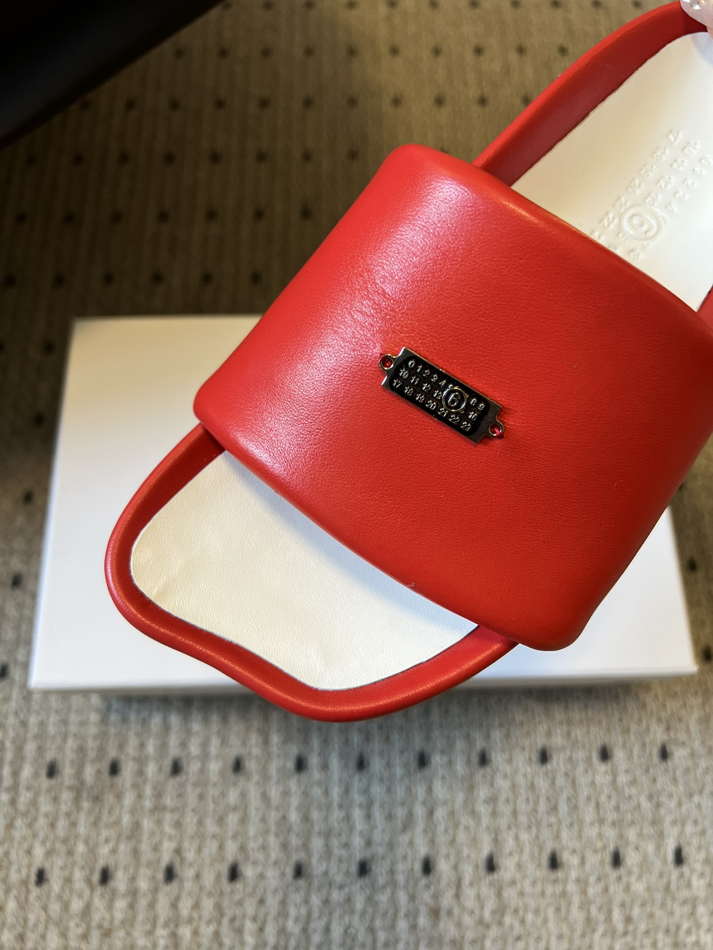 Maison Margiel*26ss早春新款方头一脚蹬拖鞋鞋面采用光滑的亮面皮革，触感柔软且有光泽，鞋