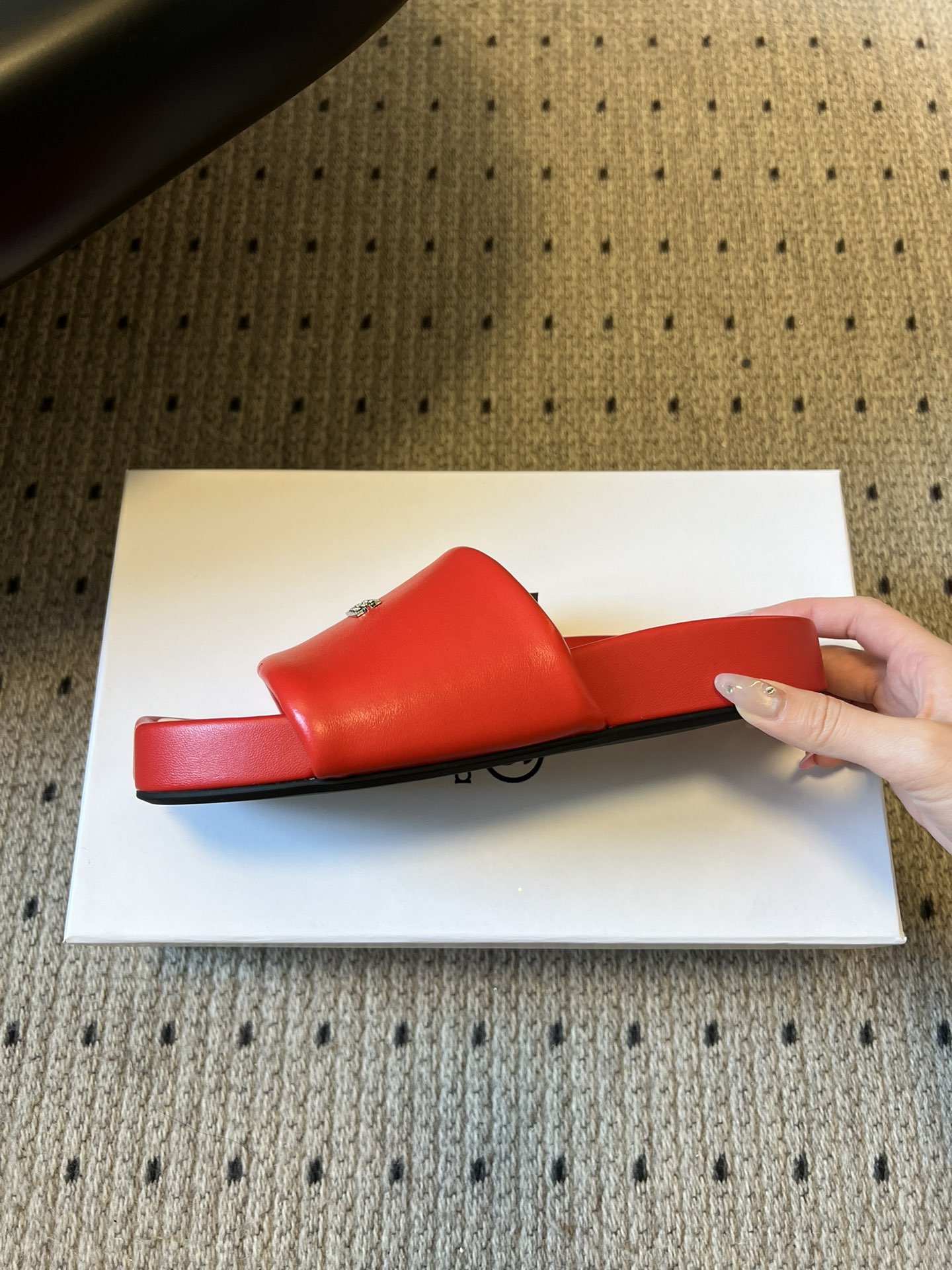 Maison Margiel*26ss早春新款方头一脚蹬拖鞋鞋面采用光滑的亮面皮革，触感柔软且有光泽，鞋