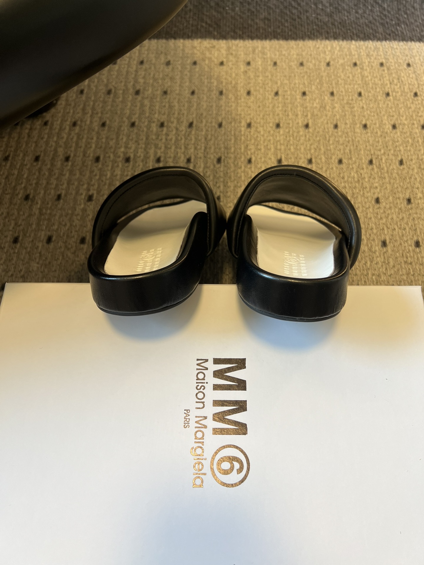 Maison Margiel*26ss早春新款方头一脚蹬拖鞋鞋面采用光滑的亮面皮革，触感柔软且有光泽，鞋