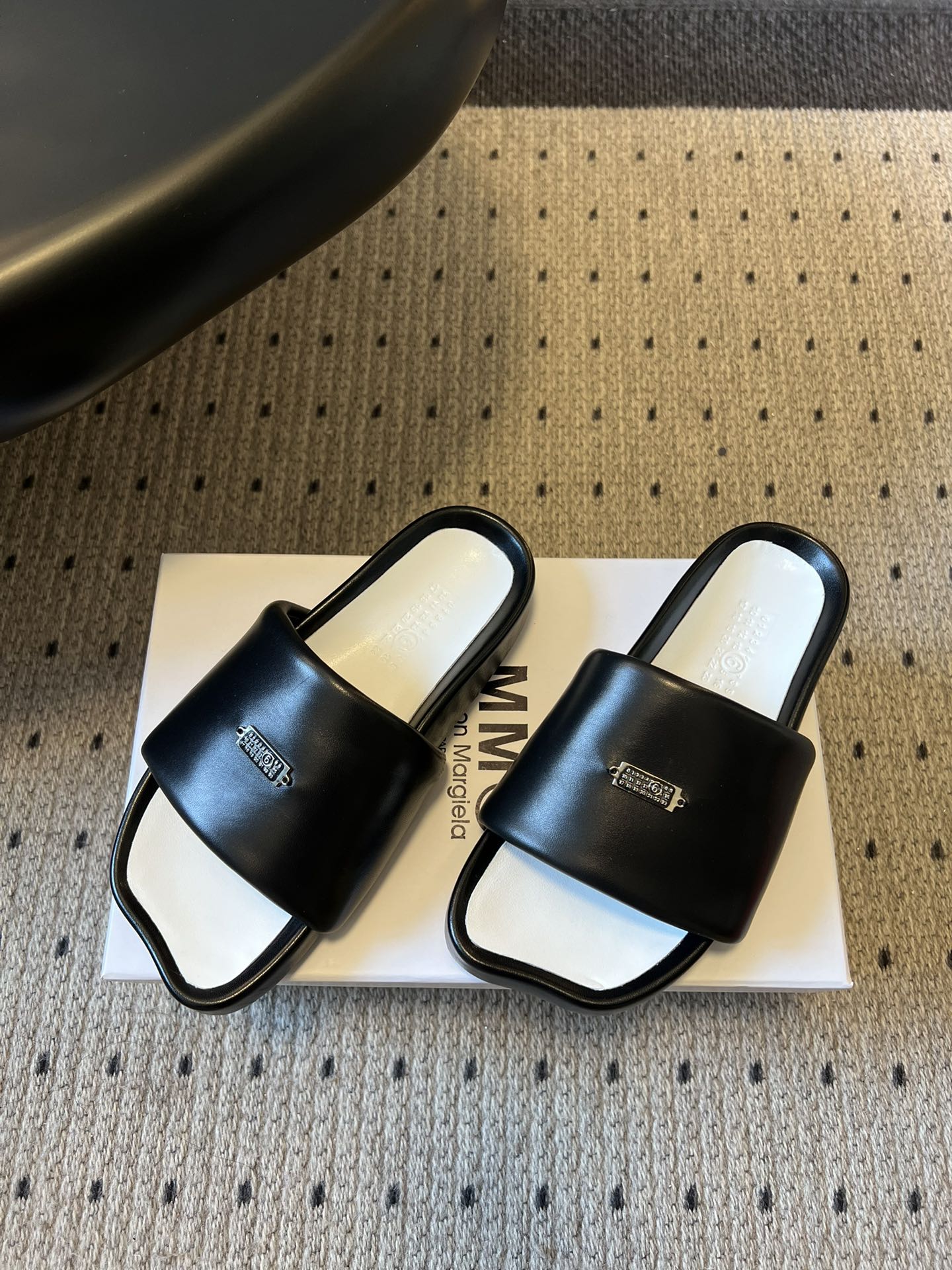 Maison Margiel*26ss早春新款方头一脚蹬拖鞋鞋面采用光滑的亮面皮革，触感柔软且有光泽，鞋