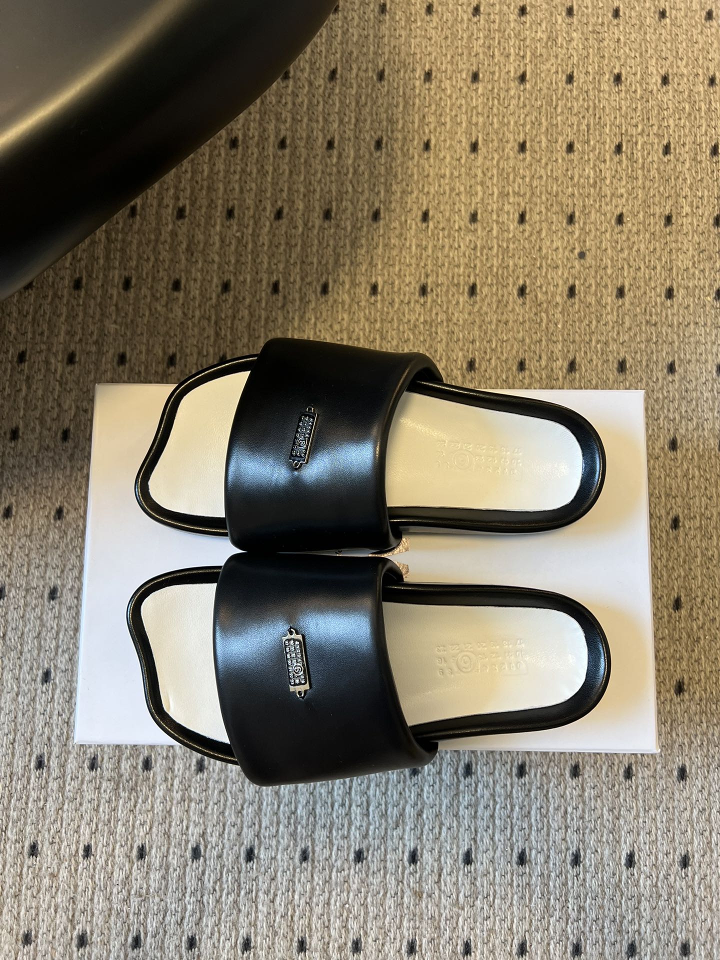 Maison Margiel*26ss早春新款方头一脚蹬拖鞋鞋面采用光滑的亮面皮革，触感柔软且有光泽，鞋