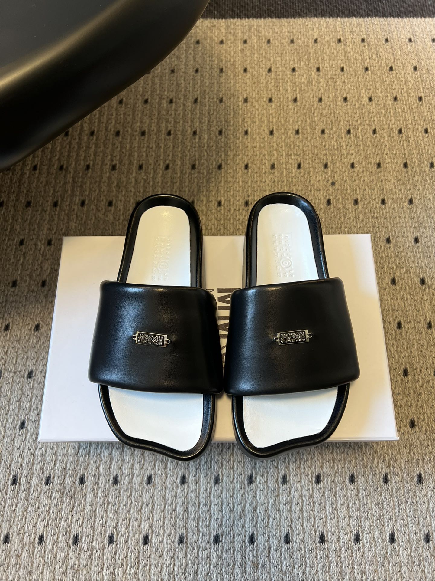 NO:725220,Maison Margiel*26ss early spring new square-toe slip-on slippers. The upper is made of smooth glossy leather, which is soft and shiny to the touch. The shoe body has a stiff feeling. The footbed has a cushioning design, which makes the foot feel soft and comfortable. High-saturation color options such as black, white, red, yellow, and pink can be used with daily casual wear to create a casual street style, or combined with simple fashion to enhance the sophistication of the style.  The shoe is light and easy to carry, and the non-slip rubber sole is suitable for indoor and outdoor wear; its versatile properties make it a 'lazy person's artifact' in spring and summer, suitable for going out and on vacation. Sheepskin upper, sheepskin lining, rubber outsole, size 35-40 (customized size 40 is non-refundable), heel height 2cm, slippers, slippers, sheepskin19860909Maison Margiel*26ss早春新款方头一脚蹬拖鞋 鞋面采用光滑的亮面皮革,触感柔软且有光泽,鞋身自带挺括感；鞋床有缓冲设计,脚感柔软舒适.黑、白、红、黄、粉等高饱和度色彩选择,既可以搭配日常休闲装打造随性街头风,也能与简约时装组合提升造型精致感. 鞋型轻便易携带,防滑橡胶底适合室内外穿着；百搭属性让它成为春夏季节的“懒人神器”,出街、度假都很适配. 鞋面羊皮 内里羊皮 大底橡胶大底 size35-40码（40码定制不退换） 跟高2cm,拖鞋,slippers,sheepskin,Women's Shoes