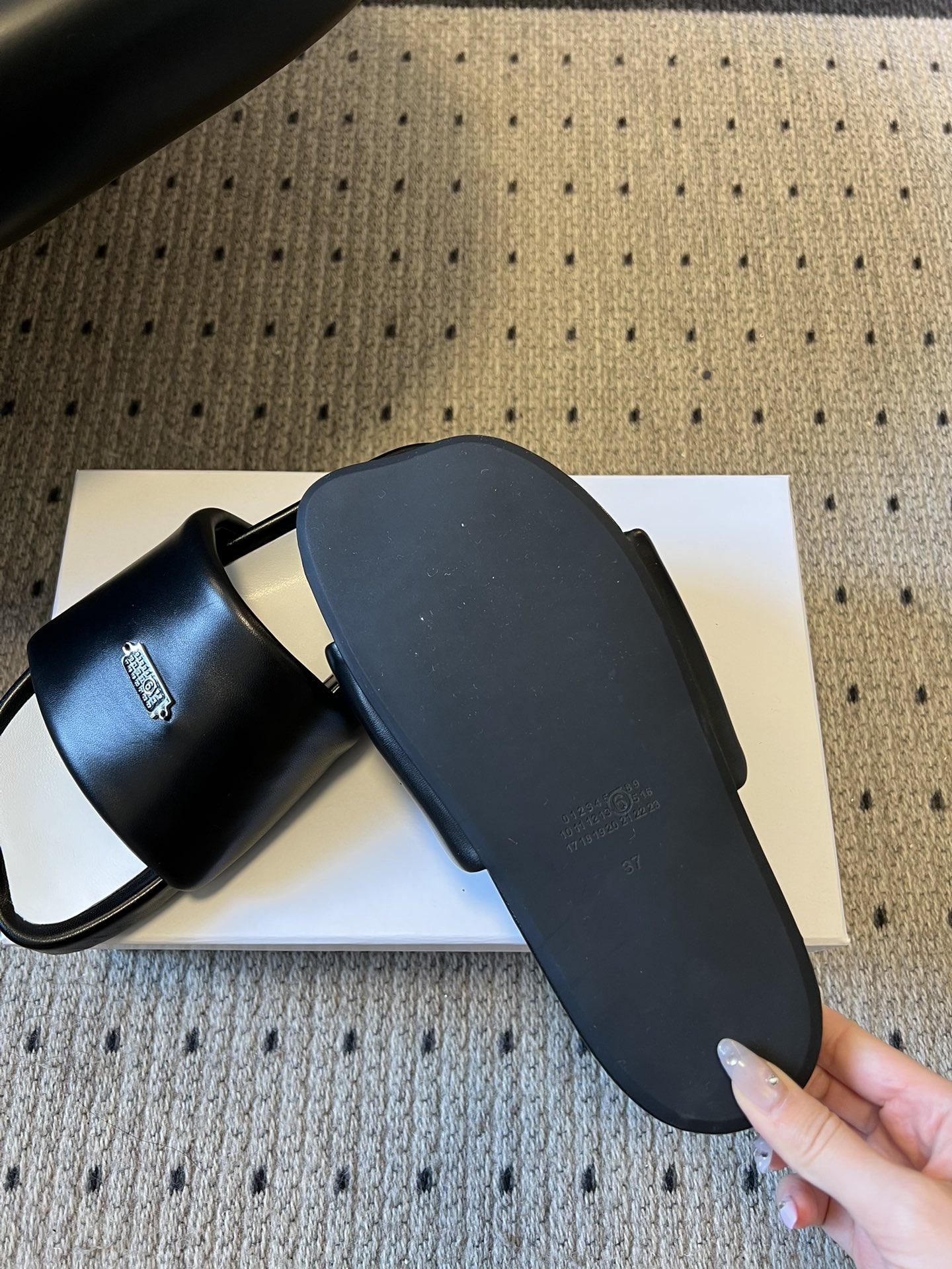 Maison Margiel*26ss早春新款方头一脚蹬拖鞋鞋面采用光滑的亮面皮革，触感柔软且有光泽，鞋