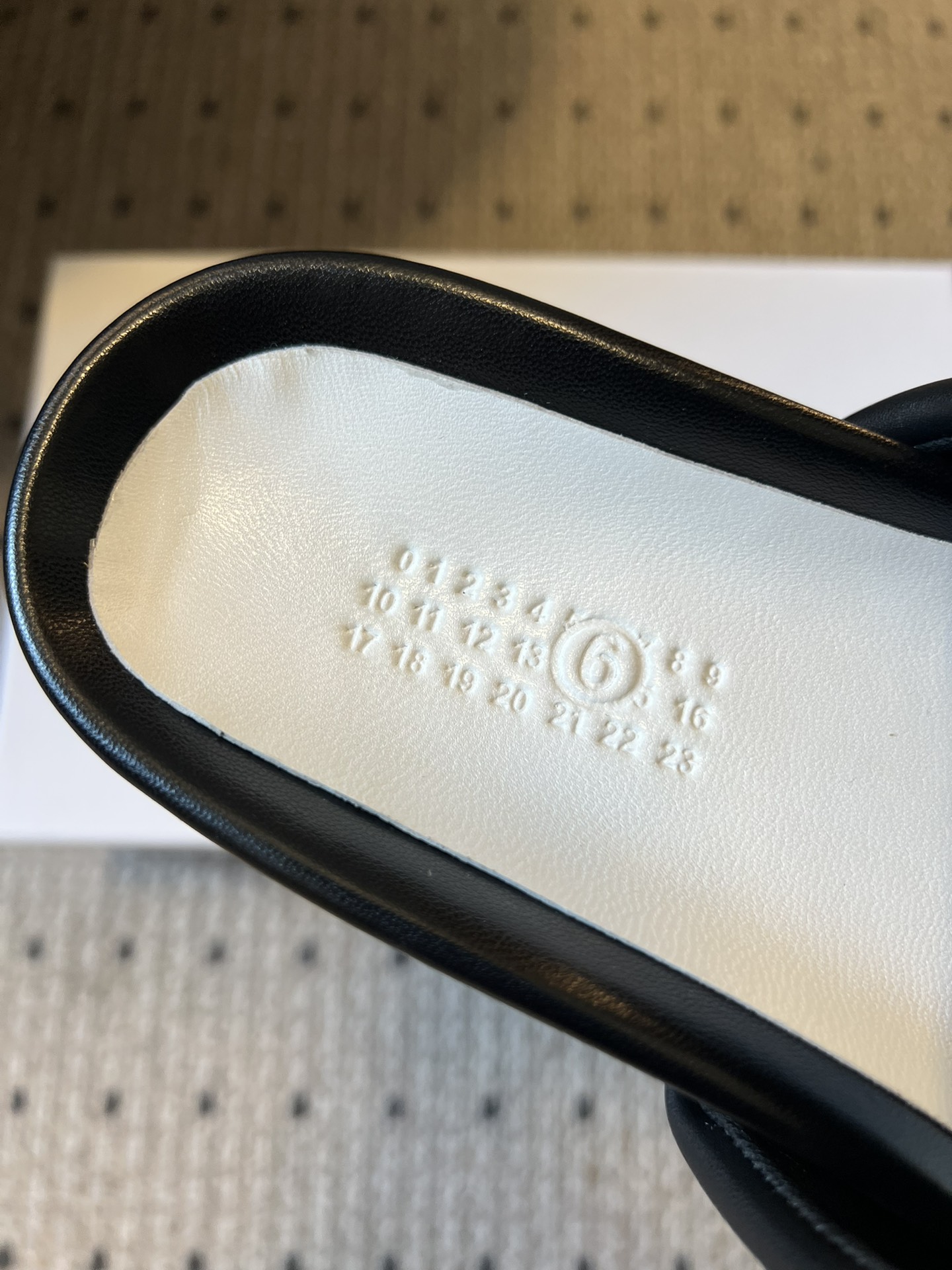 Maison Margiel*26ss早春新款方头一脚蹬拖鞋鞋面采用光滑的亮面皮革，触感柔软且有光泽，鞋