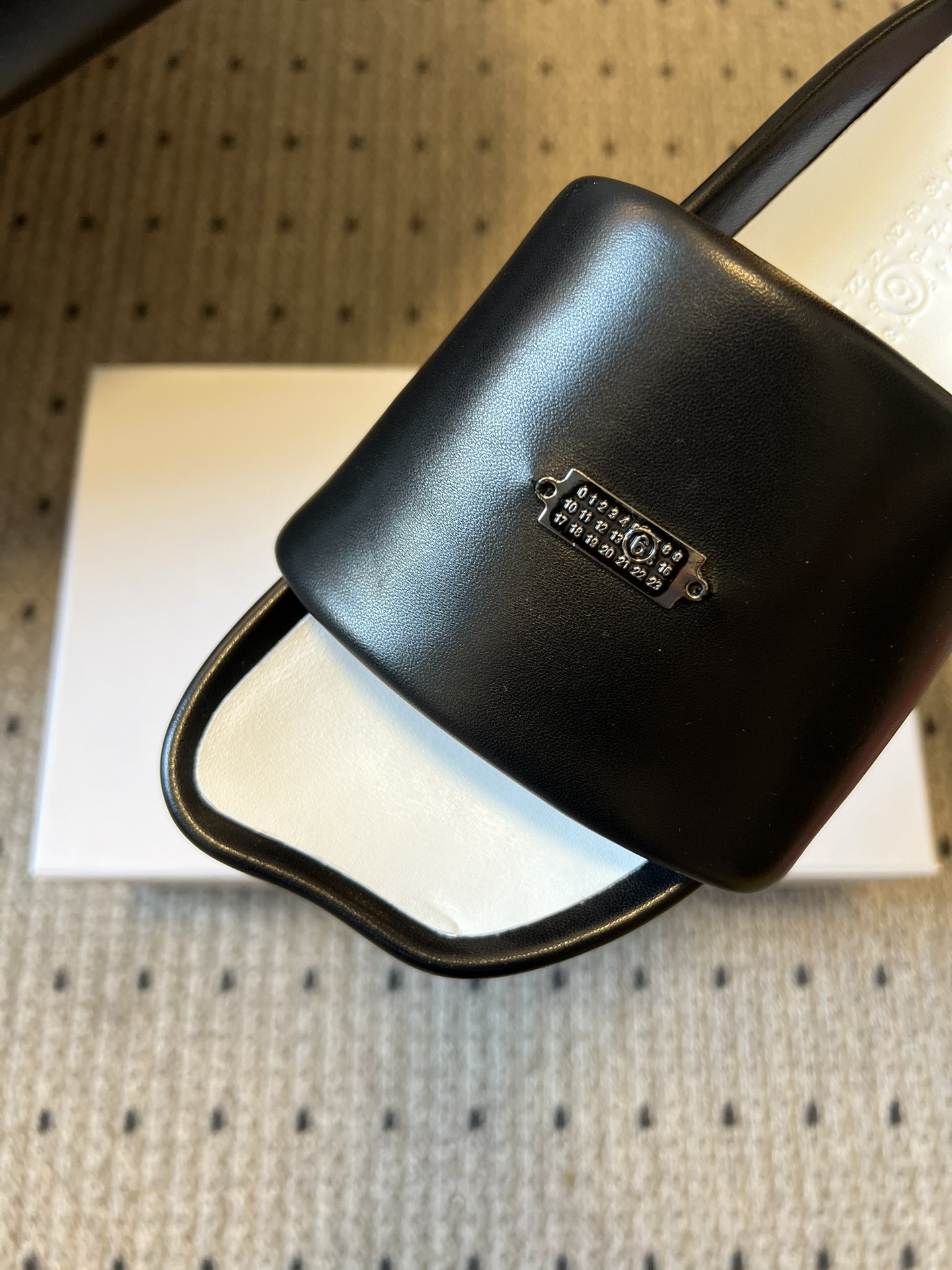 Maison Margiel*26ss早春新款方头一脚蹬拖鞋鞋面采用光滑的亮面皮革，触感柔软且有光泽，鞋