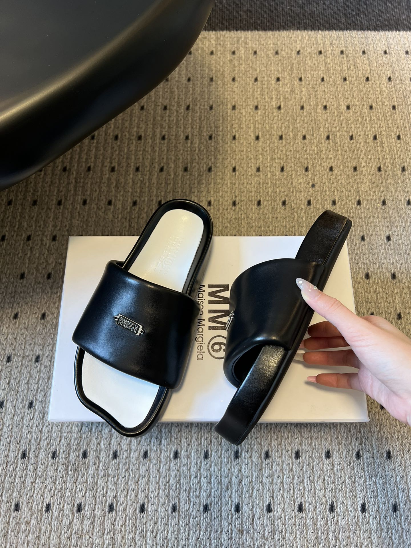 Maison Margiel*26ss早春新款方头一脚蹬拖鞋鞋面采用光滑的亮面皮革，触感柔软且有光泽，鞋