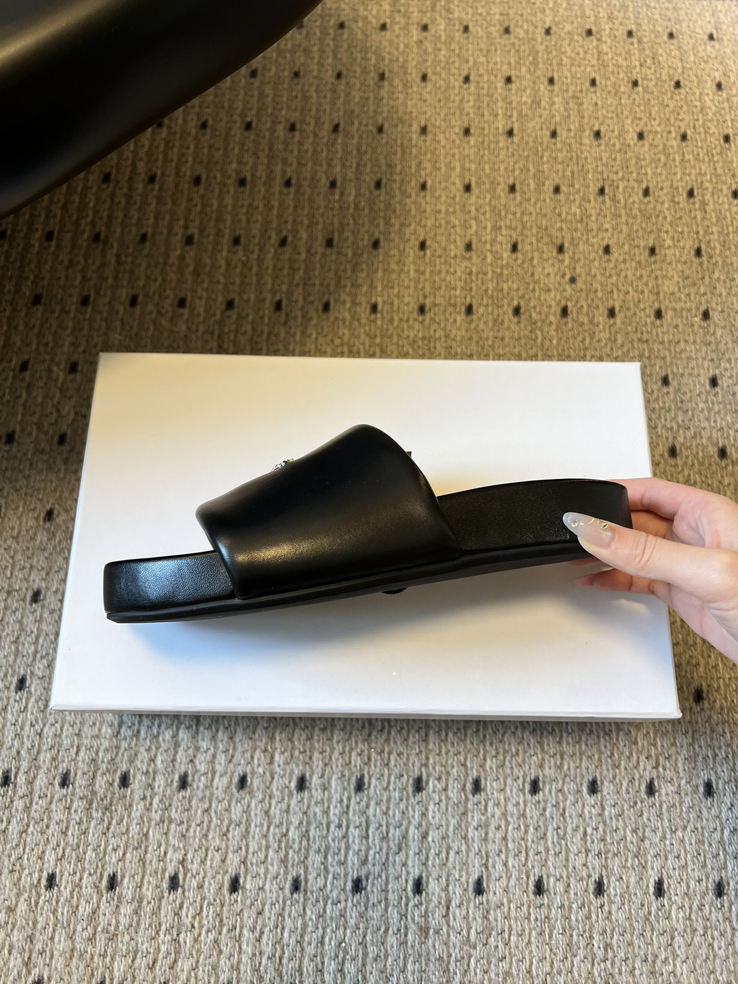 Maison Margiel*26ss早春新款方头一脚蹬拖鞋鞋面采用光滑的亮面皮革，触感柔软且有光泽，鞋