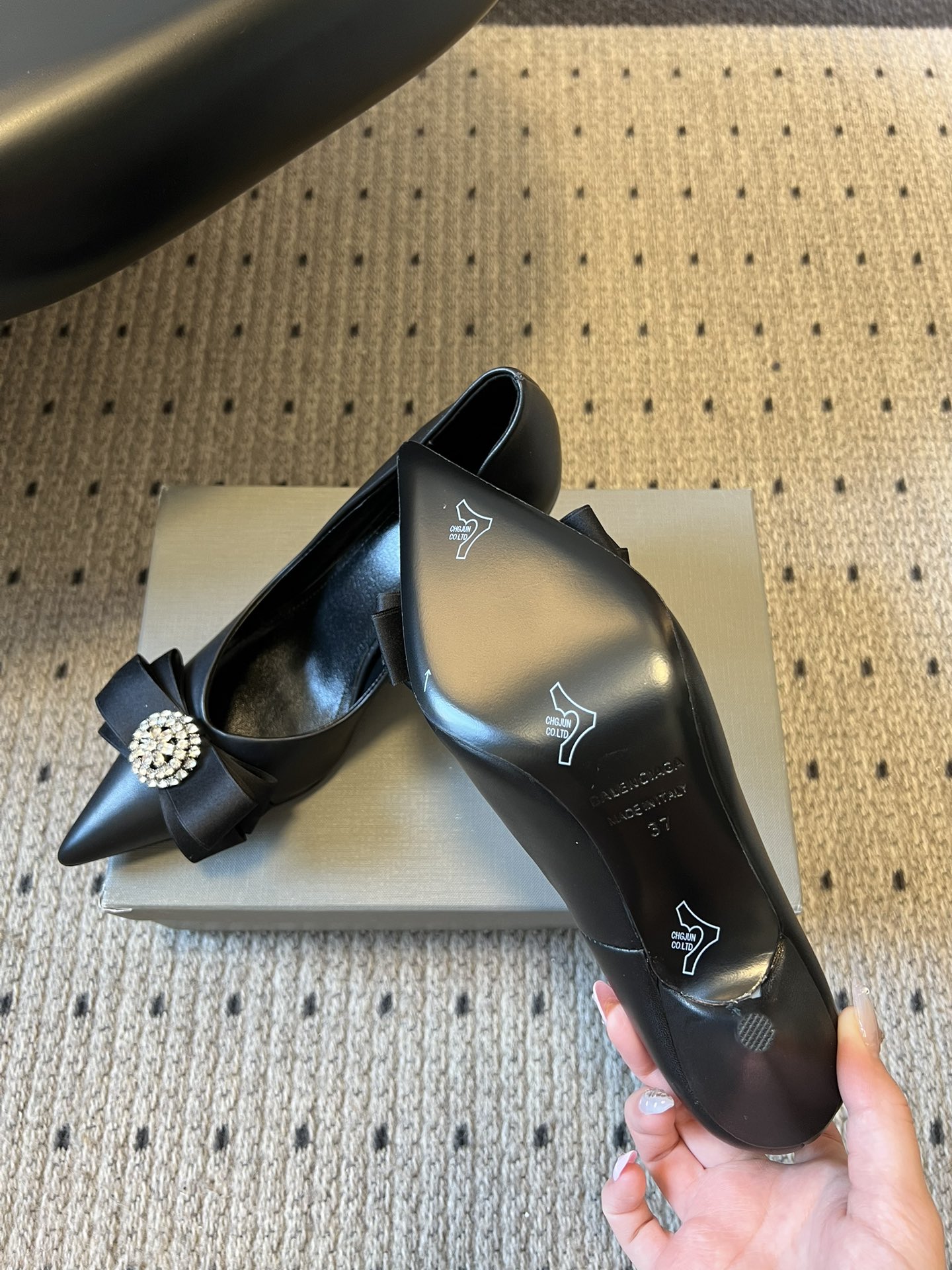 Balenciaga*26ss新款尖头蝴蝶结高跟鞋鞋头采用极致尖型剪裁，视觉上能显著拉长腿部线条；鞋头处