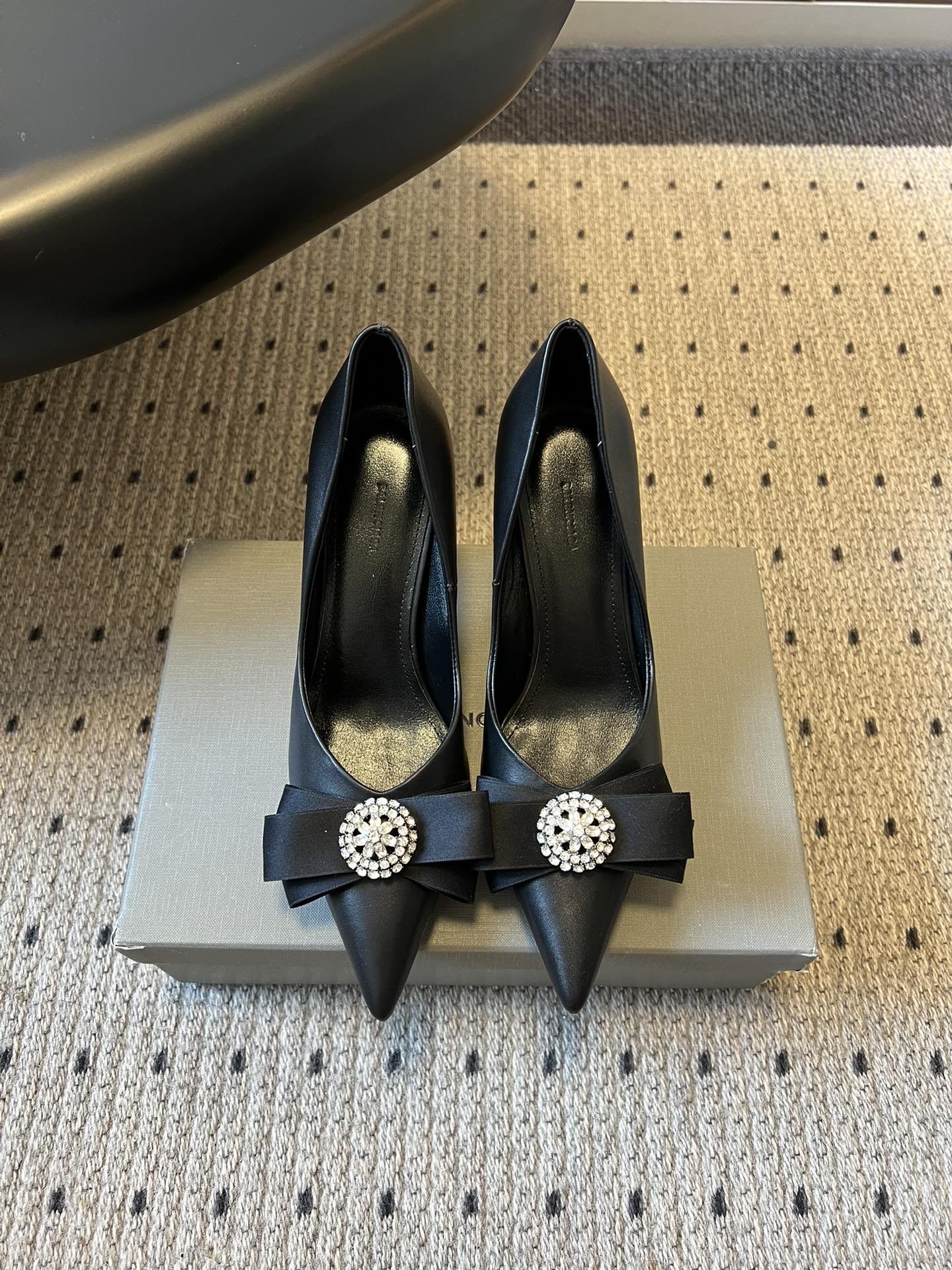 Balenciaga*26ss新款尖头蝴蝶结高跟鞋鞋头采用极致尖型剪裁，视觉上能显著拉长腿部线条；鞋头处