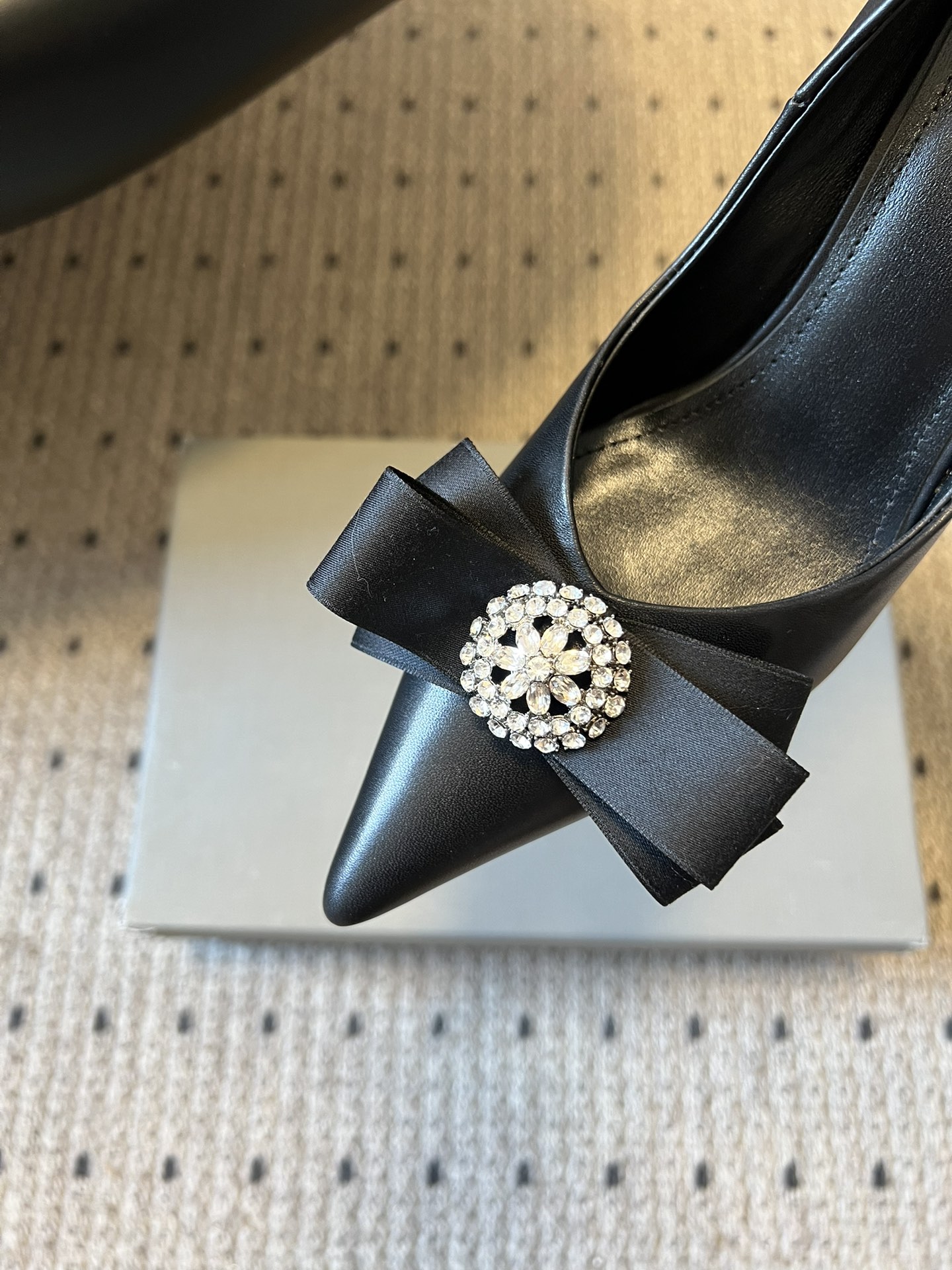 Balenciaga*26ss新款尖头蝴蝶结高跟鞋鞋头采用极致尖型剪裁，视觉上能显著拉长腿部线条；鞋头处