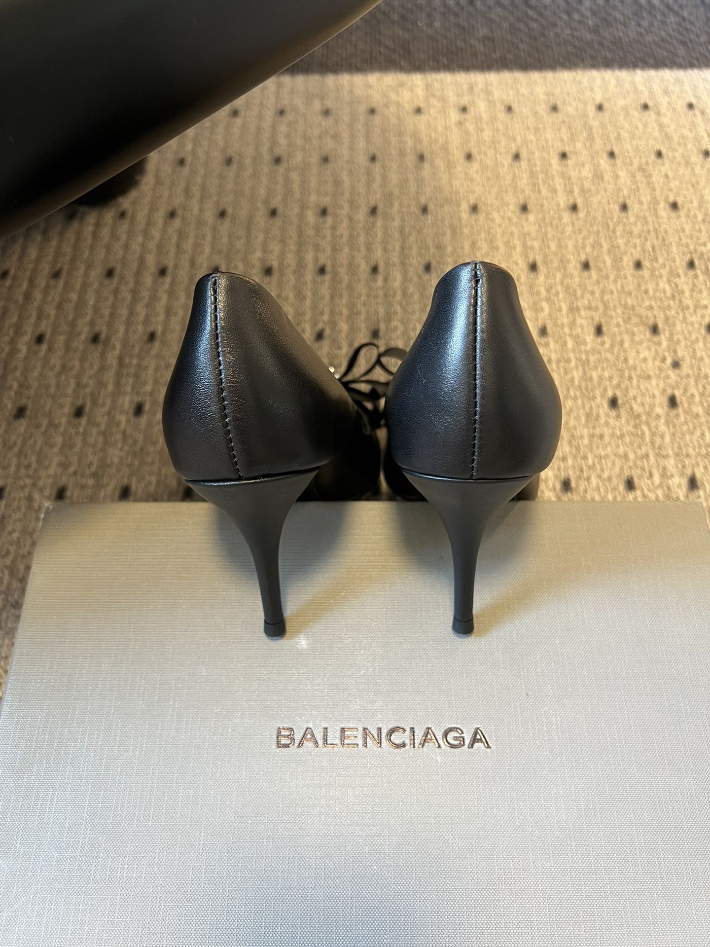 Balenciaga*26ss新款尖头蝴蝶结高跟鞋鞋头采用极致尖型剪裁，视觉上能显著拉长腿部线条；鞋头处