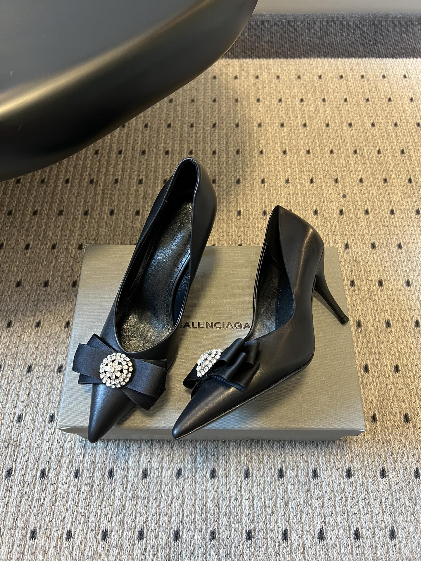 Balenciaga*26ss新款尖头蝴蝶结高跟鞋鞋头采用极致尖型剪裁，视觉上能显著拉长腿部线条；鞋头处